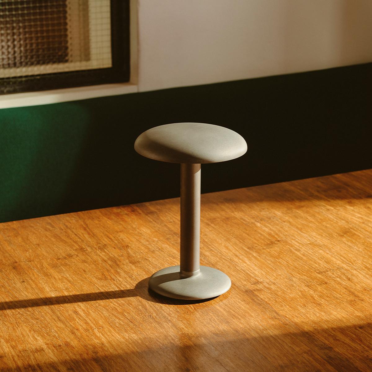 Lampe de table résidentielle Gustave
Par Vincent Van Duysen, 2022
Couleur : Anthracite mat
Température de couleur : 3000K

Gustave est un luminaire portable, auto-alimenté, spécialement conçu pour les applications d'éclairage de table et