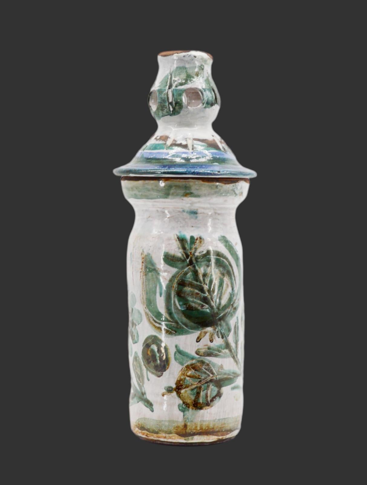 Vaso in gres francese della metà del secolo scorso di Jacqueline e Gustave Reynaud Le Murier, Vallauris, Francia, anni '60 circa. Diffusore di fragranze di grandi dimensioni realizzato a Vallauris AM. Fogliame decorato su uno sfondo grigio chiaro.