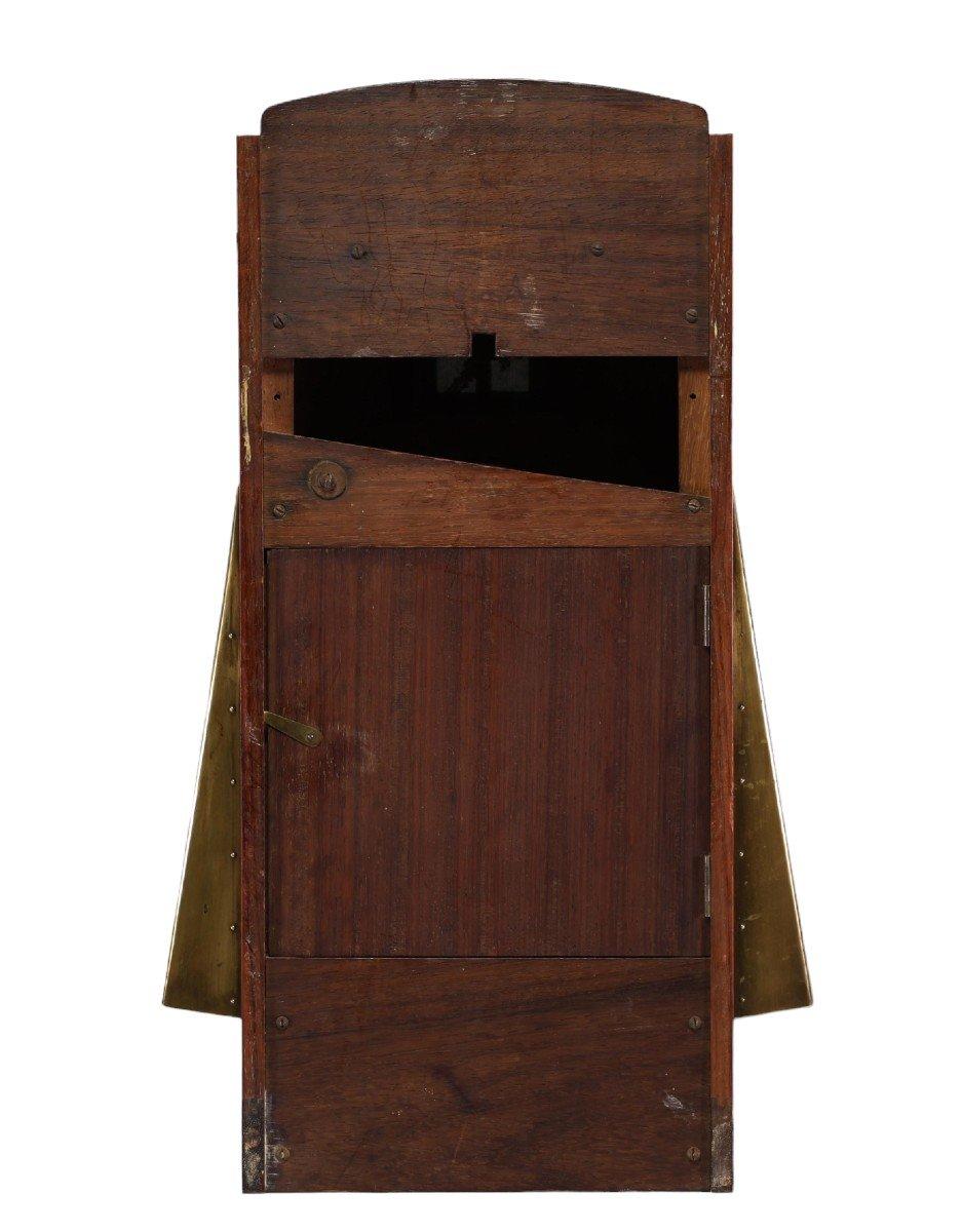  Gustave Serrurier-Bovy (1858-1910) Moulin Mahogany, brass, painted  glass paste numbers
Creation date: 1905
H 59 CM XL 34 CM
Original movement, running

Bibliography: - Françoise Bigot du Mesnil du Buisson – Etienne du Mesnil du Buisson, Locksmith-