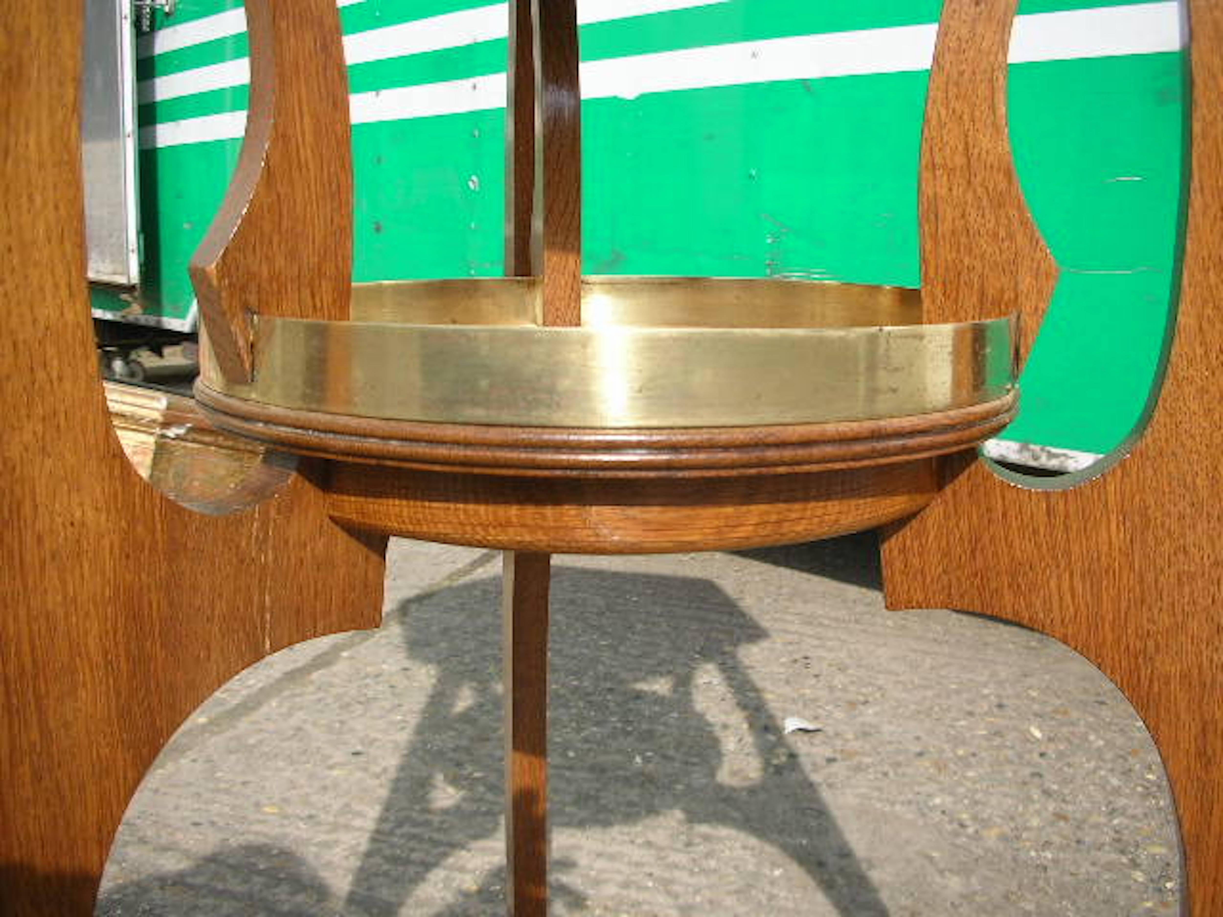 Fatto a mano Stile Gustave Serrurier-Bovy, tavolino secessionista in Oak con piano ottagonale in vendita