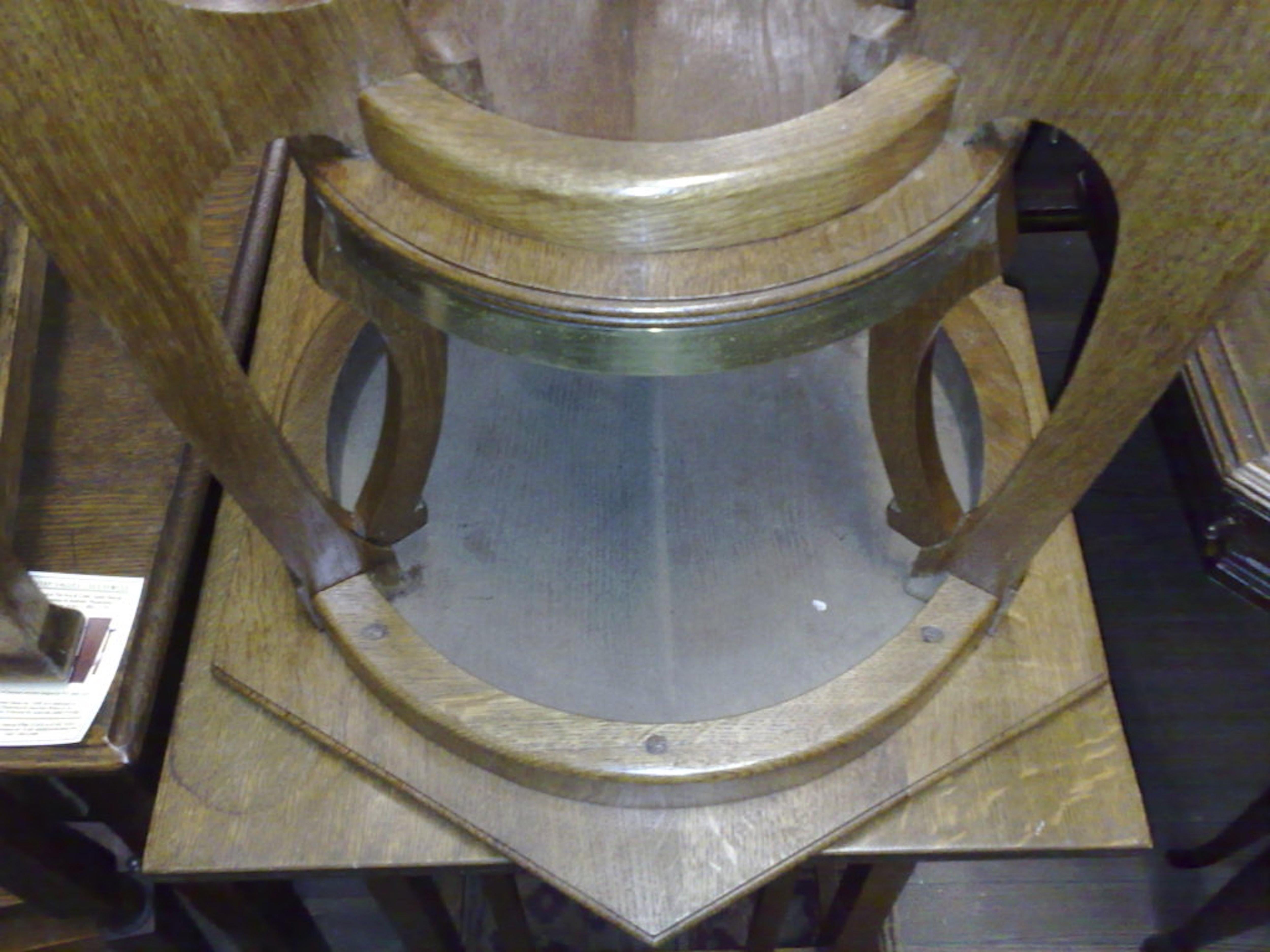 Inizio XX secolo Stile Gustave Serrurier-Bovy, tavolino secessionista in Oak con piano ottagonale in vendita