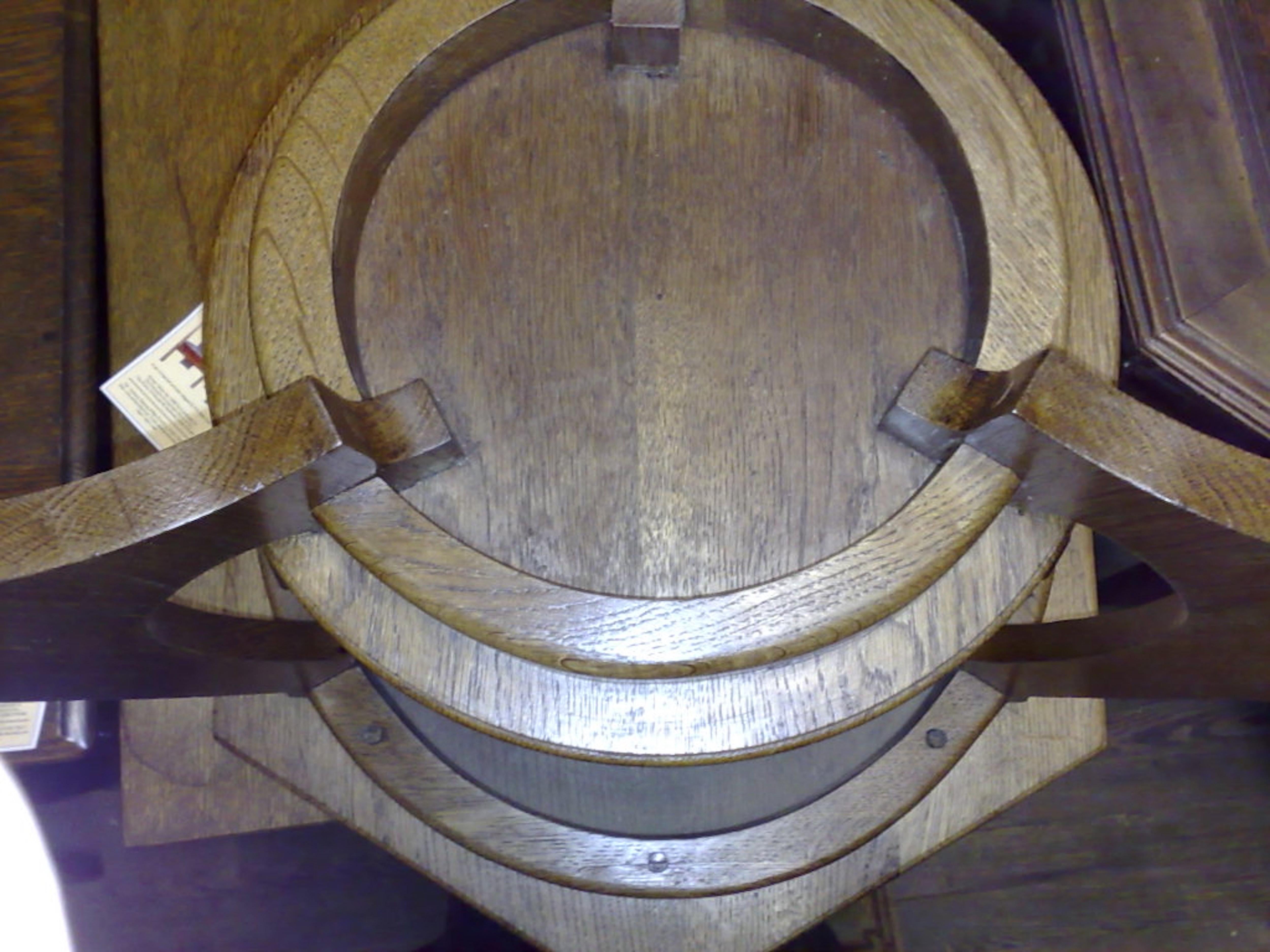Stile Gustave Serrurier-Bovy, tavolino secessionista in Oak con piano ottagonale in vendita 1