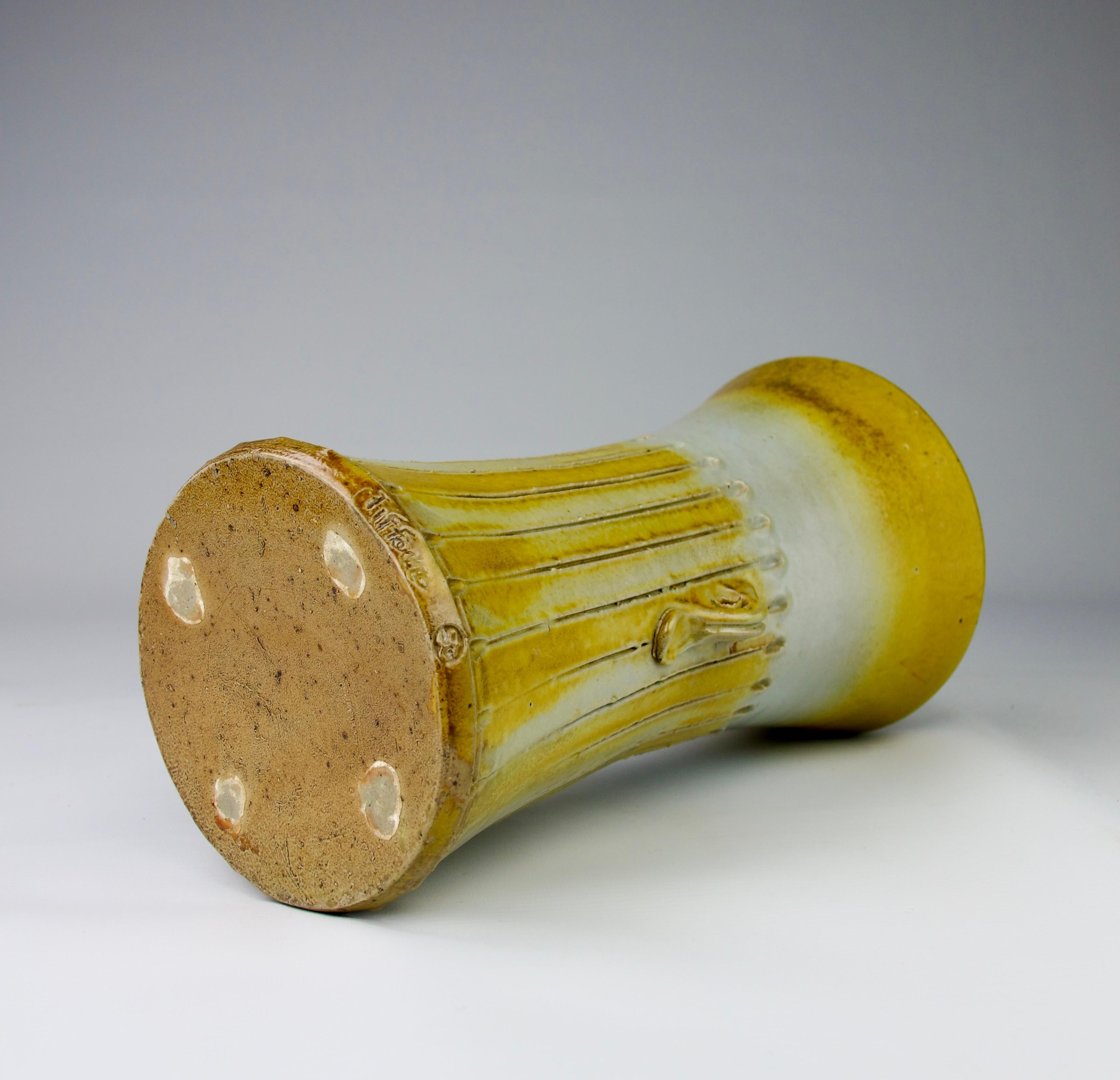 Ceramica Gustave Tiffoche, Vaso lungo, design francese, fine XX secolo in vendita