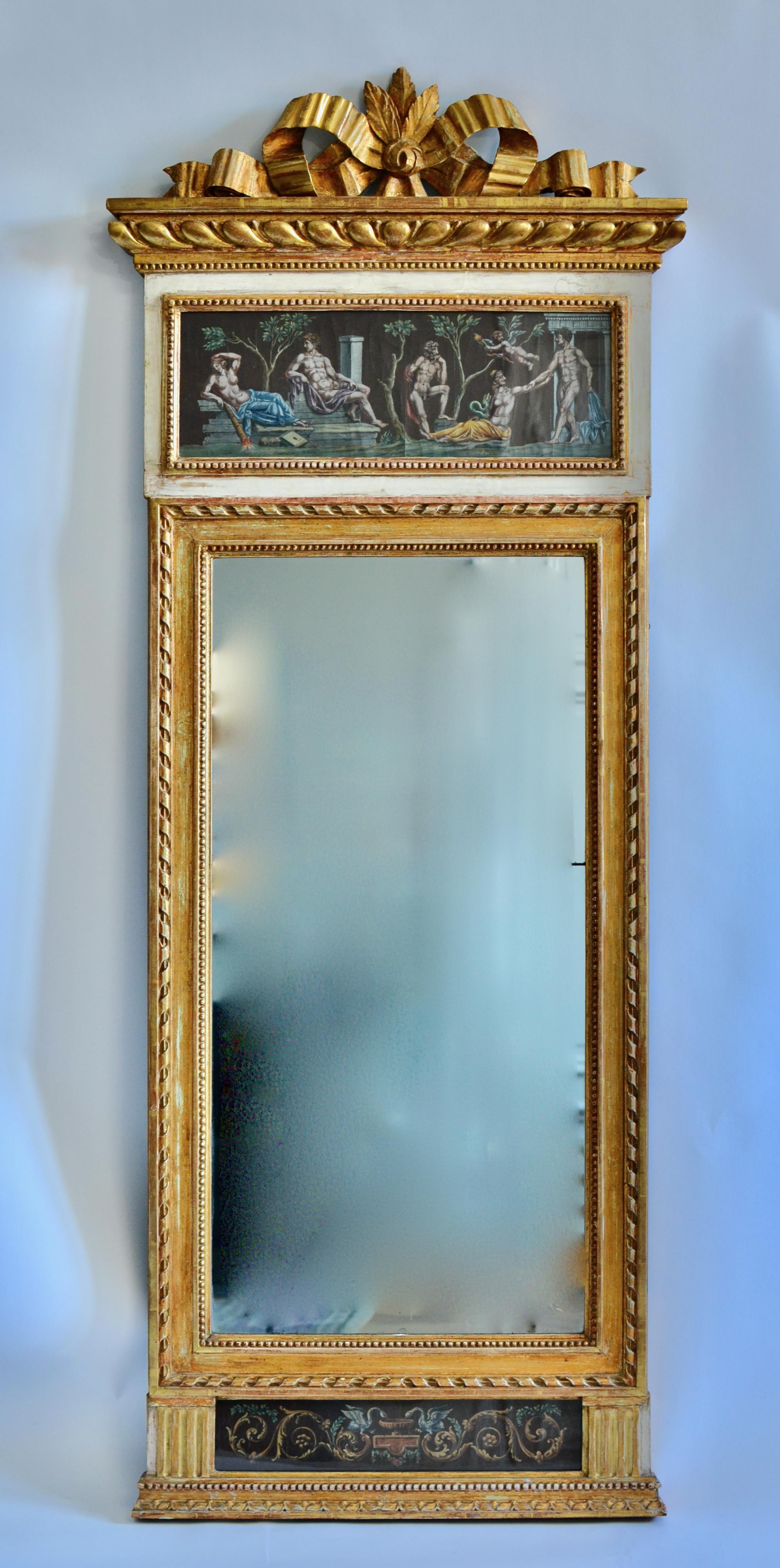 Ein feiner Spiegel aus vergoldetem Holz mit Gouachen, hergestellt in Stockholm um 1790. Originalvergoldung. Die Gouachen sind im neoklassischen pompejanischen Stil gemalt.