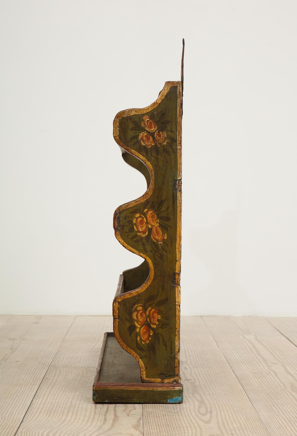 Portapiatti gustaviano del XVIII secolo con dipinto originale di Rosemåling In condizioni ottime in vendita a New York, NY