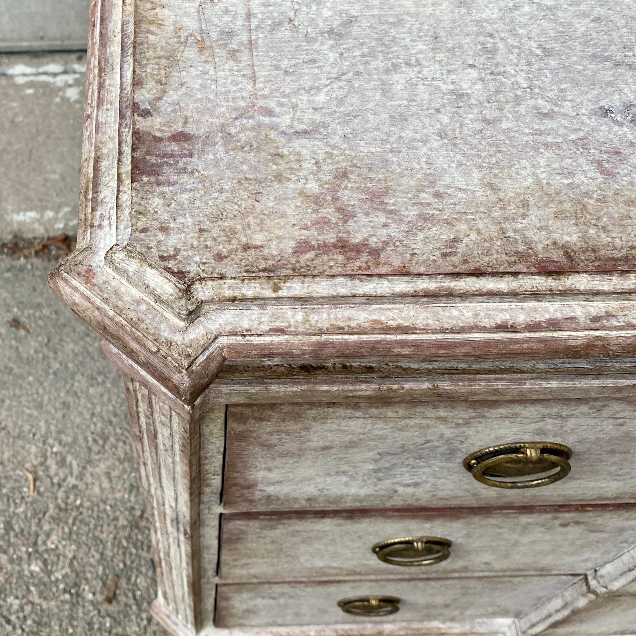 Gustavian 19th Century Grey Painted 3 Drawer Dresser  For Sale 6