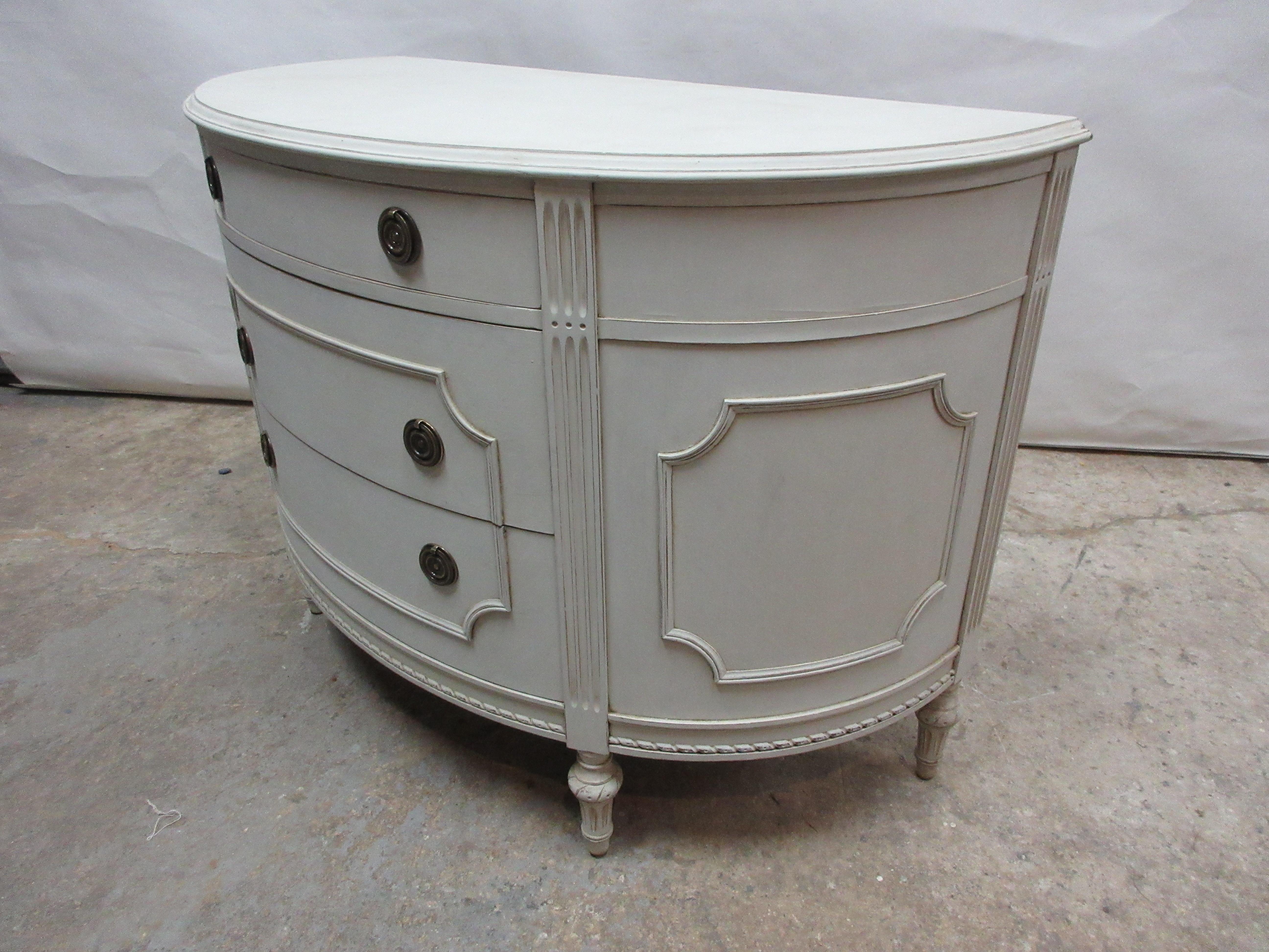 Gustavian Barrel Front Chest In Good Condition In Hollywood, FL