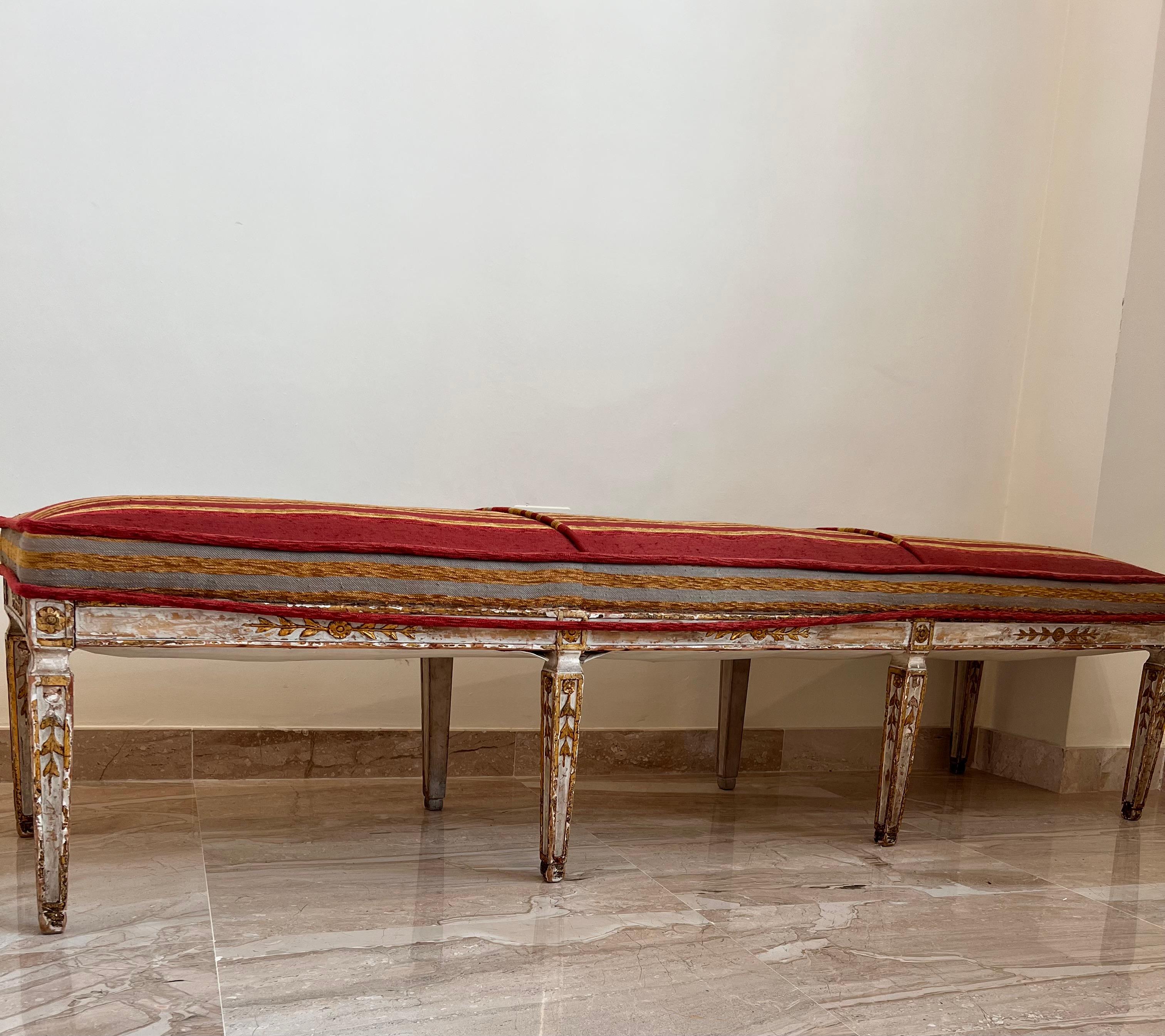 Italian Antique, Gustavian hand carved bench in velvet from late 18th century.