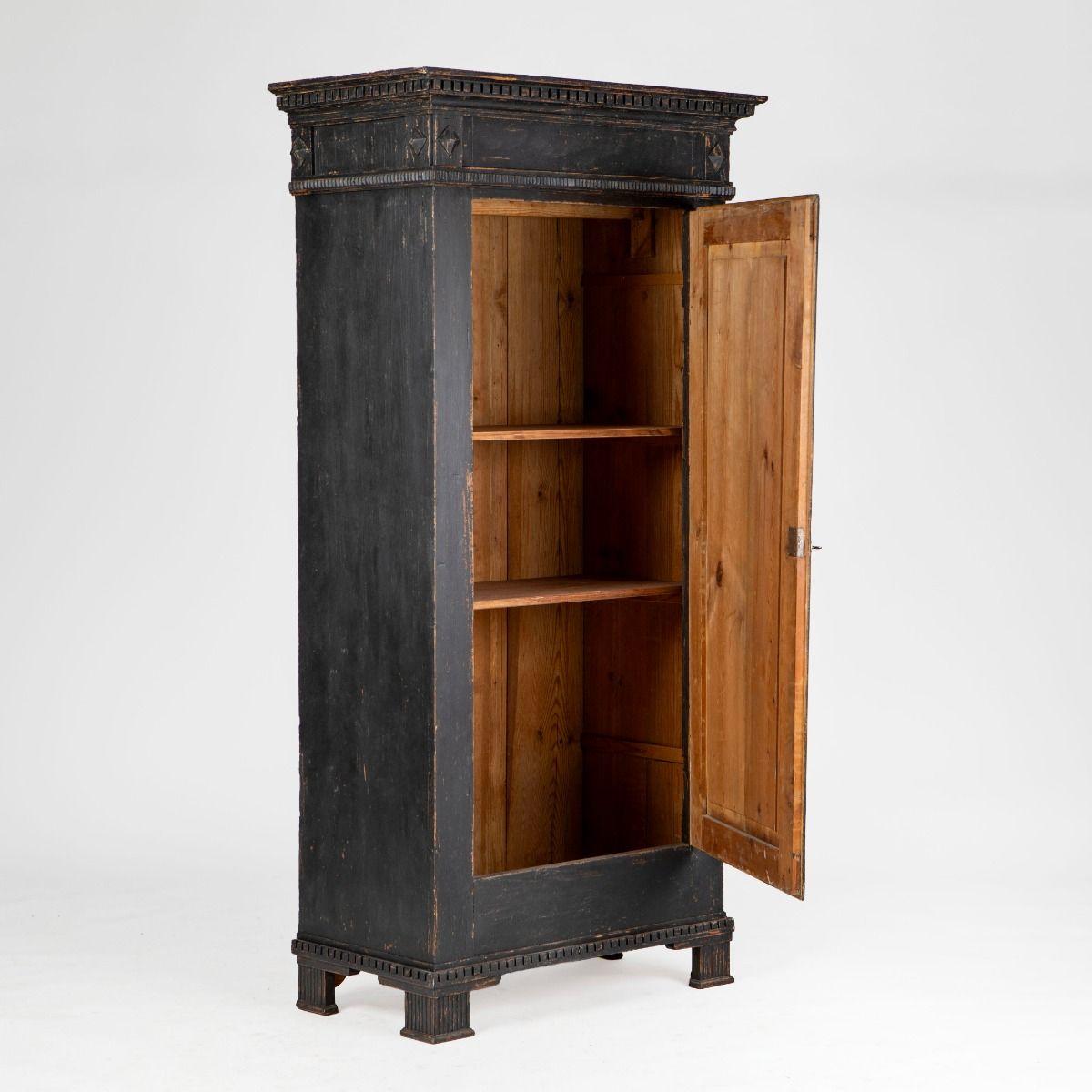 Gustaviano Armadio Gustavo a un'anta dipinto di nero, Svezia, fine del XVIII secolo in vendita