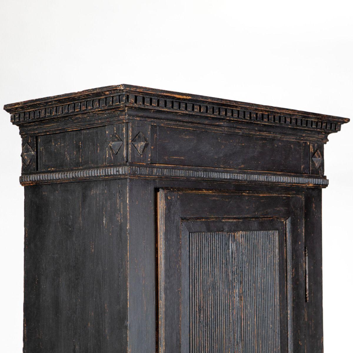 Armadio Gustavo a un'anta dipinto di nero, Svezia, fine del XVIII secolo In condizioni buone in vendita a Kastrup, DK