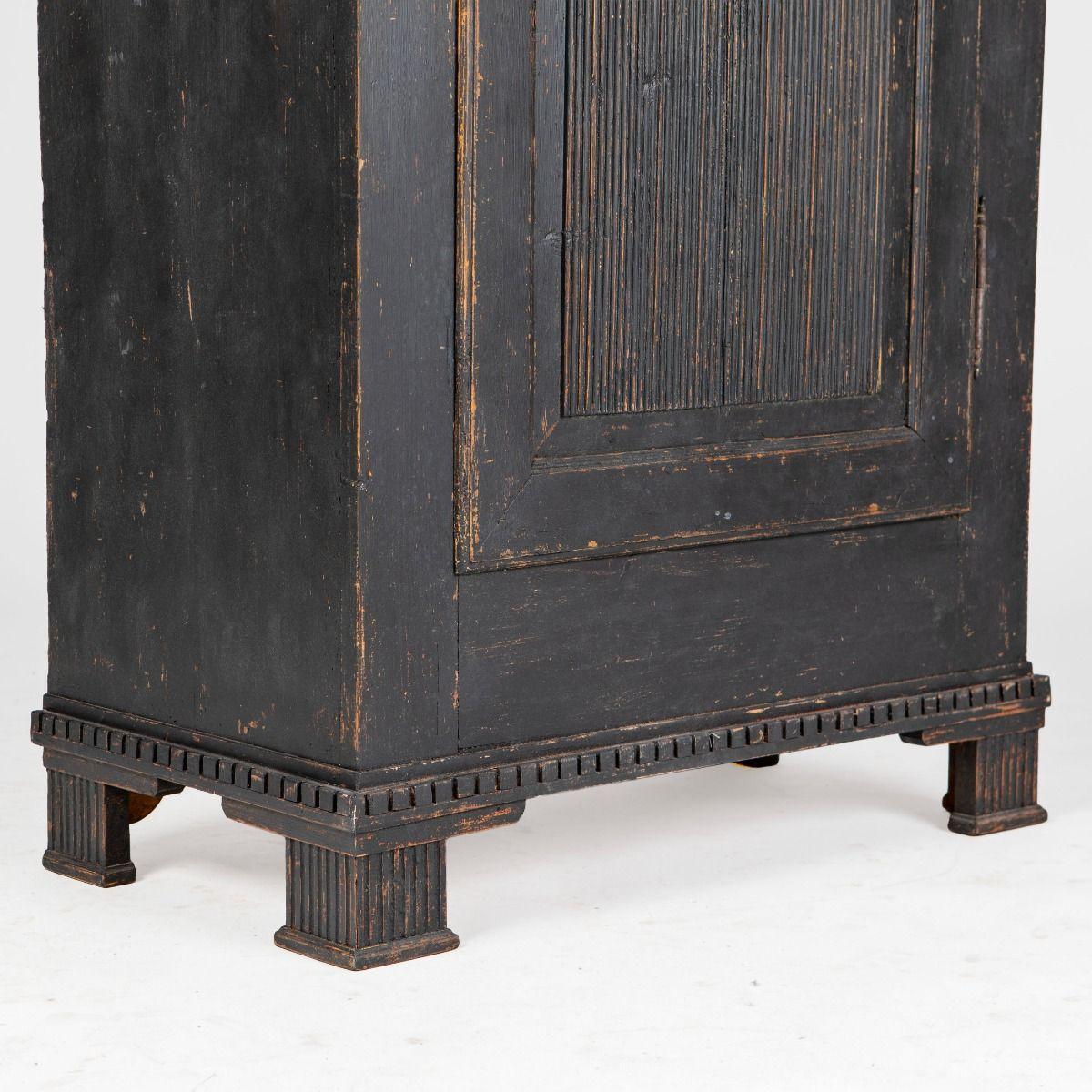 Ottone Armadio Gustavo a un'anta dipinto di nero, Svezia, fine del XVIII secolo in vendita