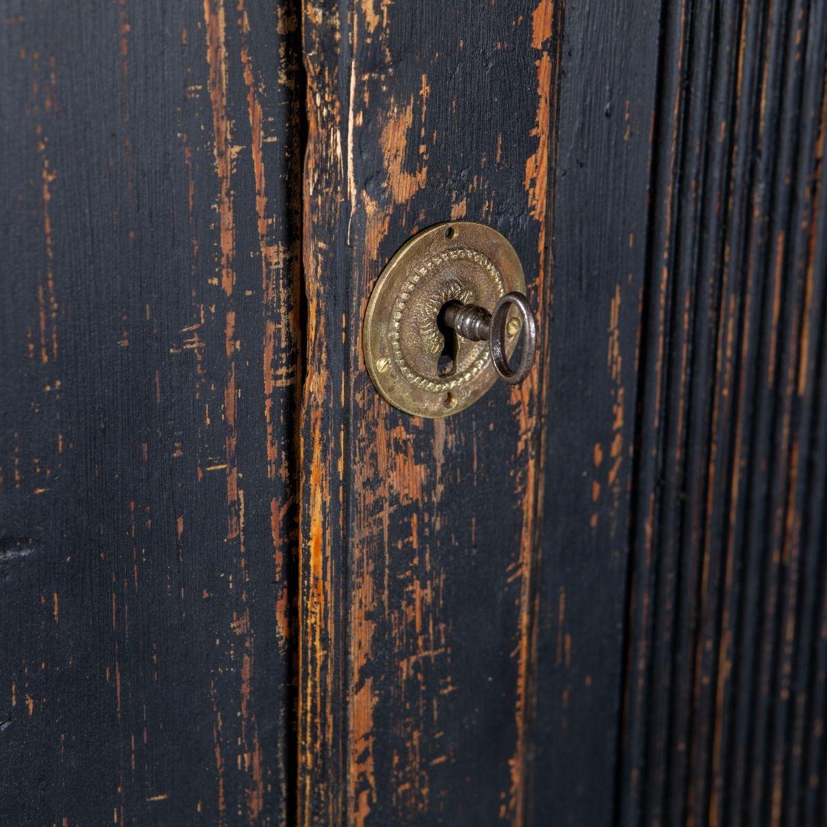 Armadio Gustavo a un'anta dipinto di nero, Svezia, fine del XVIII secolo in vendita 2