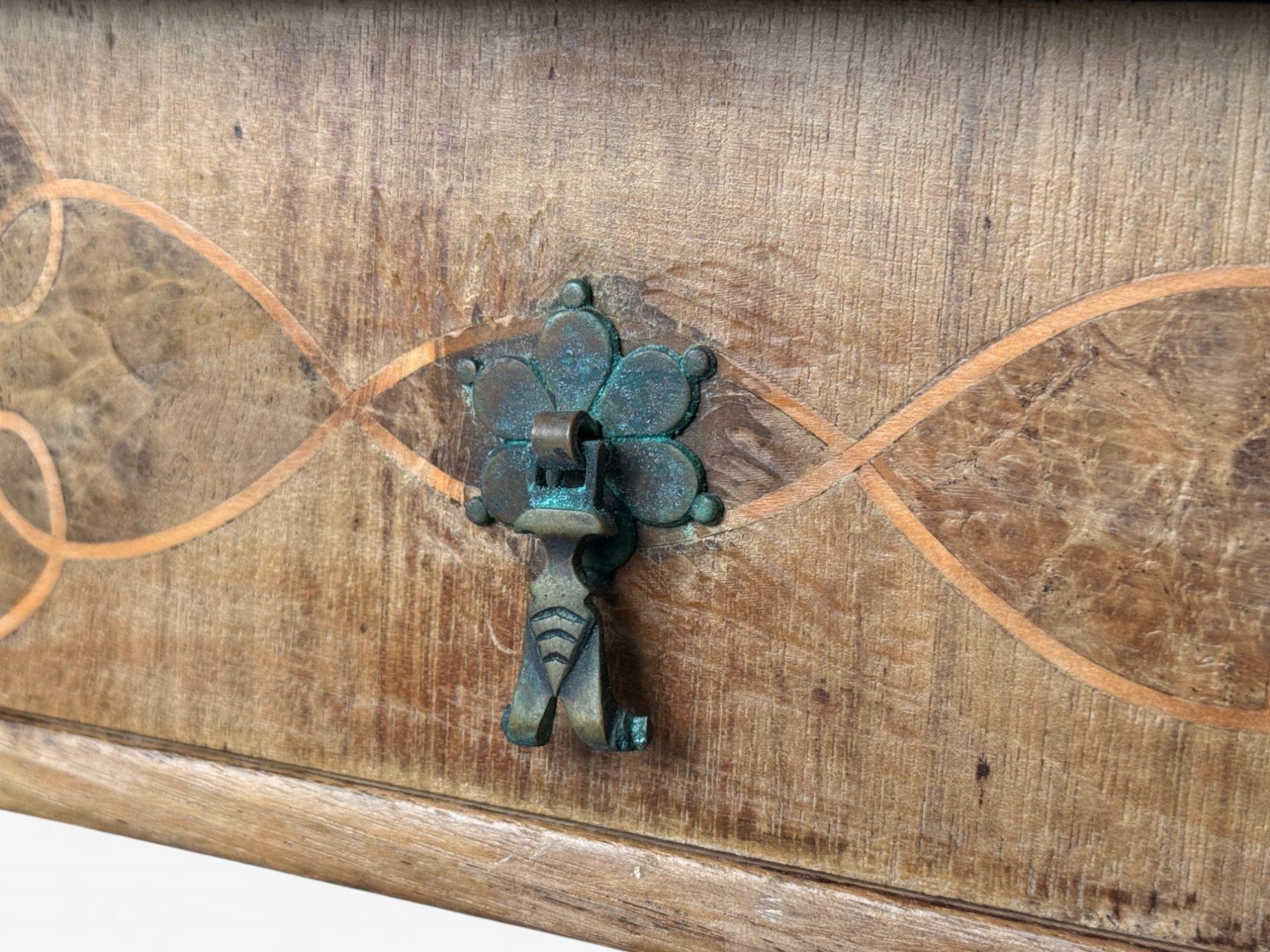 Mesa Gustaviana, Madera Blanqueada, Torsión de Cebada, Europa, S. XVIII/XIX en Bueno estado para la venta en Manhasset, NY