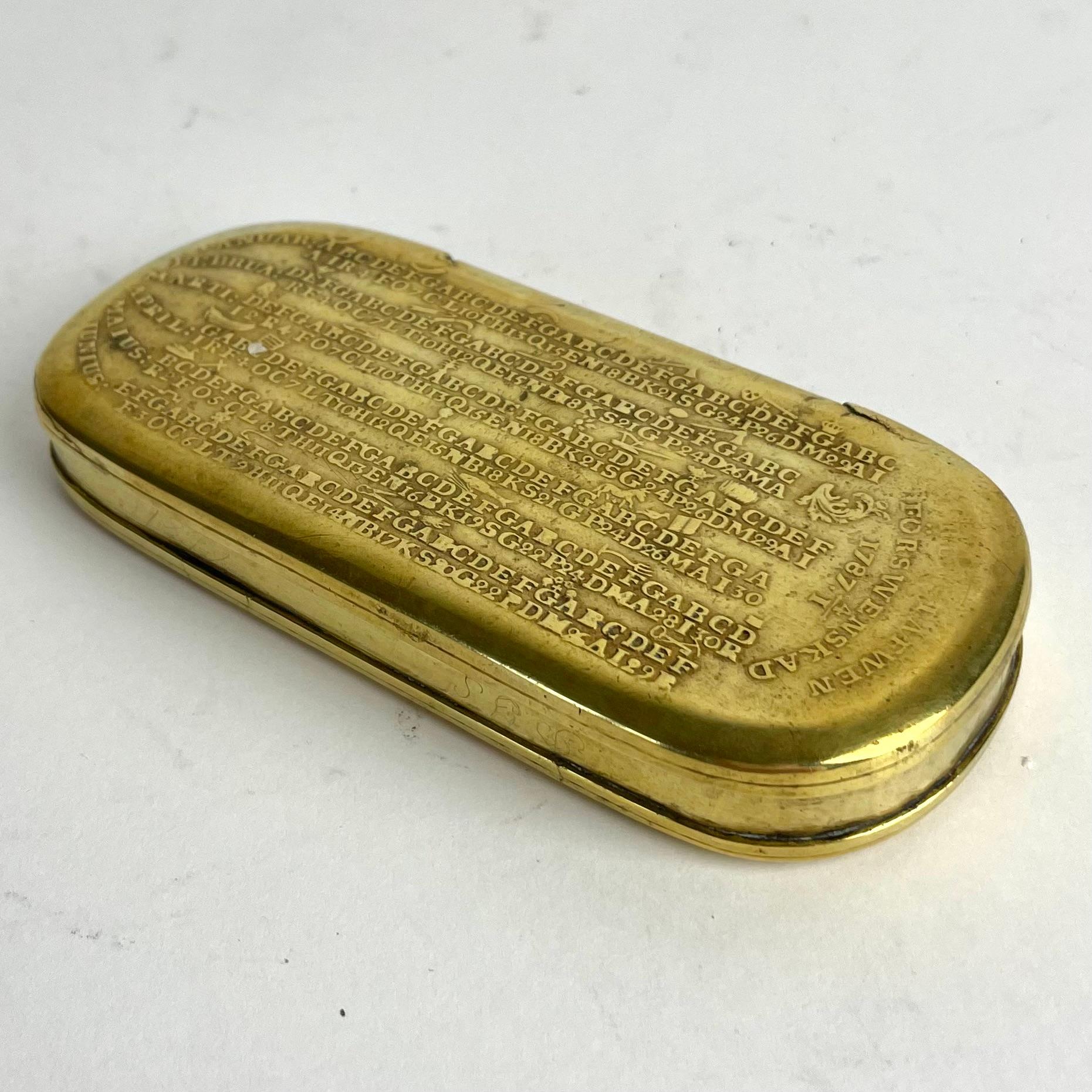 Boîte en laiton de style gustavien avec calendrier perpétuel basé sur le bâton runique. La boîte date de la fin du XVIIIe siècle et était utilisée comme calendrier perpétuel et comme tabatière. Le laiton est un peu abîmé (voir photos).

Usure