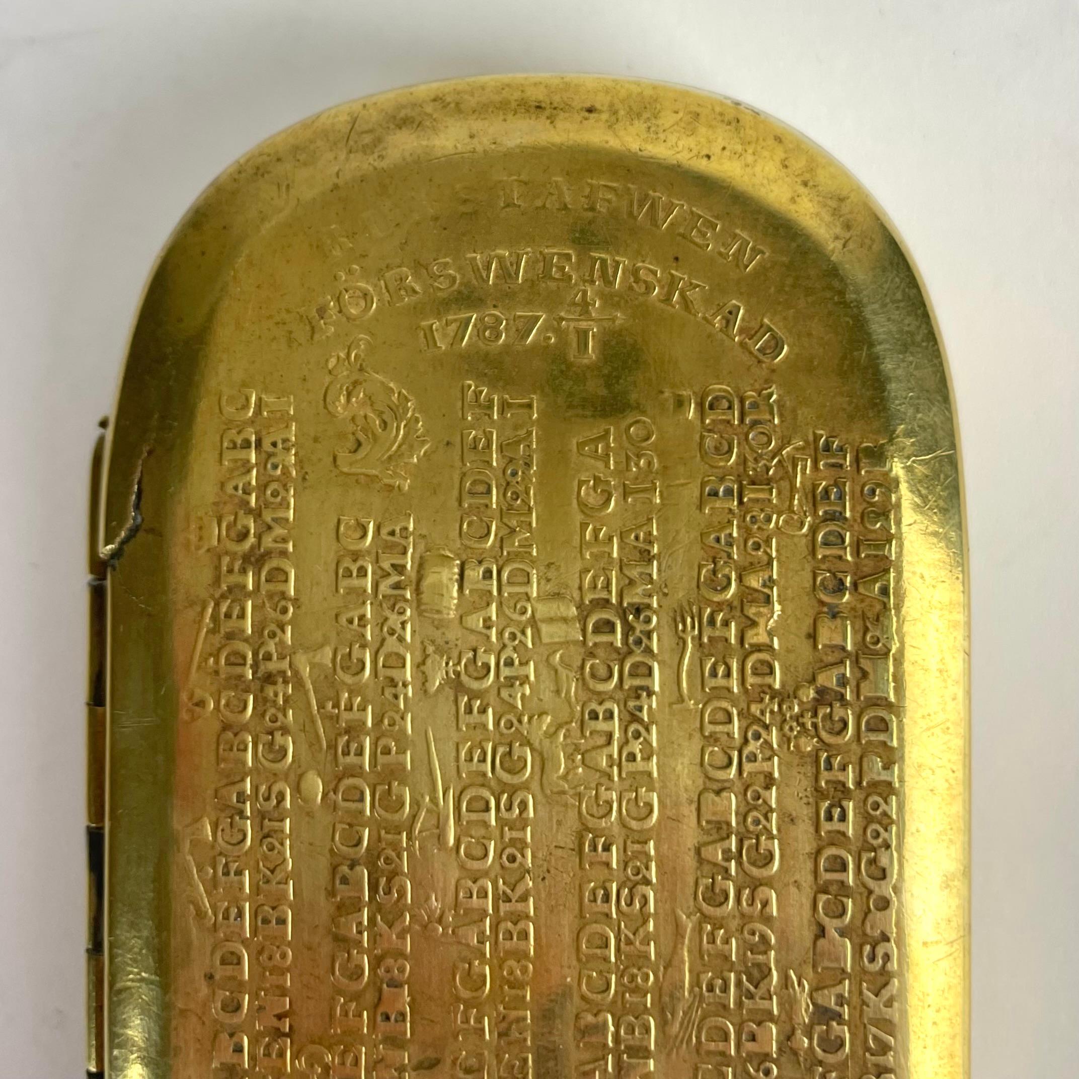XVIIIe siècle Boîte en laiton de style gustavien avec calendrier perpétuel basé sur le bâton runique en vente