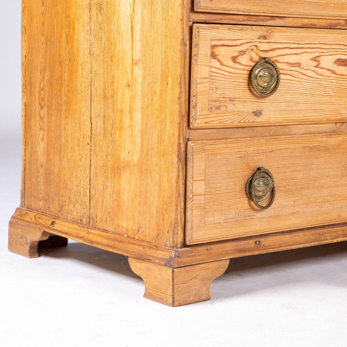 18th Century Swedish Gustavian Pine Linen Press, circa 1790–1800 For Sale 6