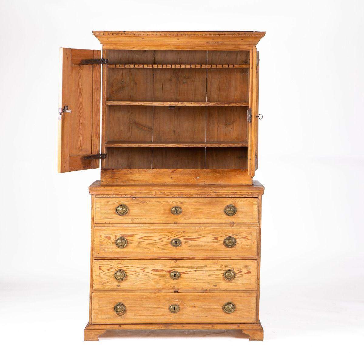 Beautiful Gustavian linen press in two parts from northern Sweden, crafted around 1790–1800. Made of solid pine with elegant grain and fine craftsmanship of high quality.

The upper section features a profiled cornice with carved dentil trim and a