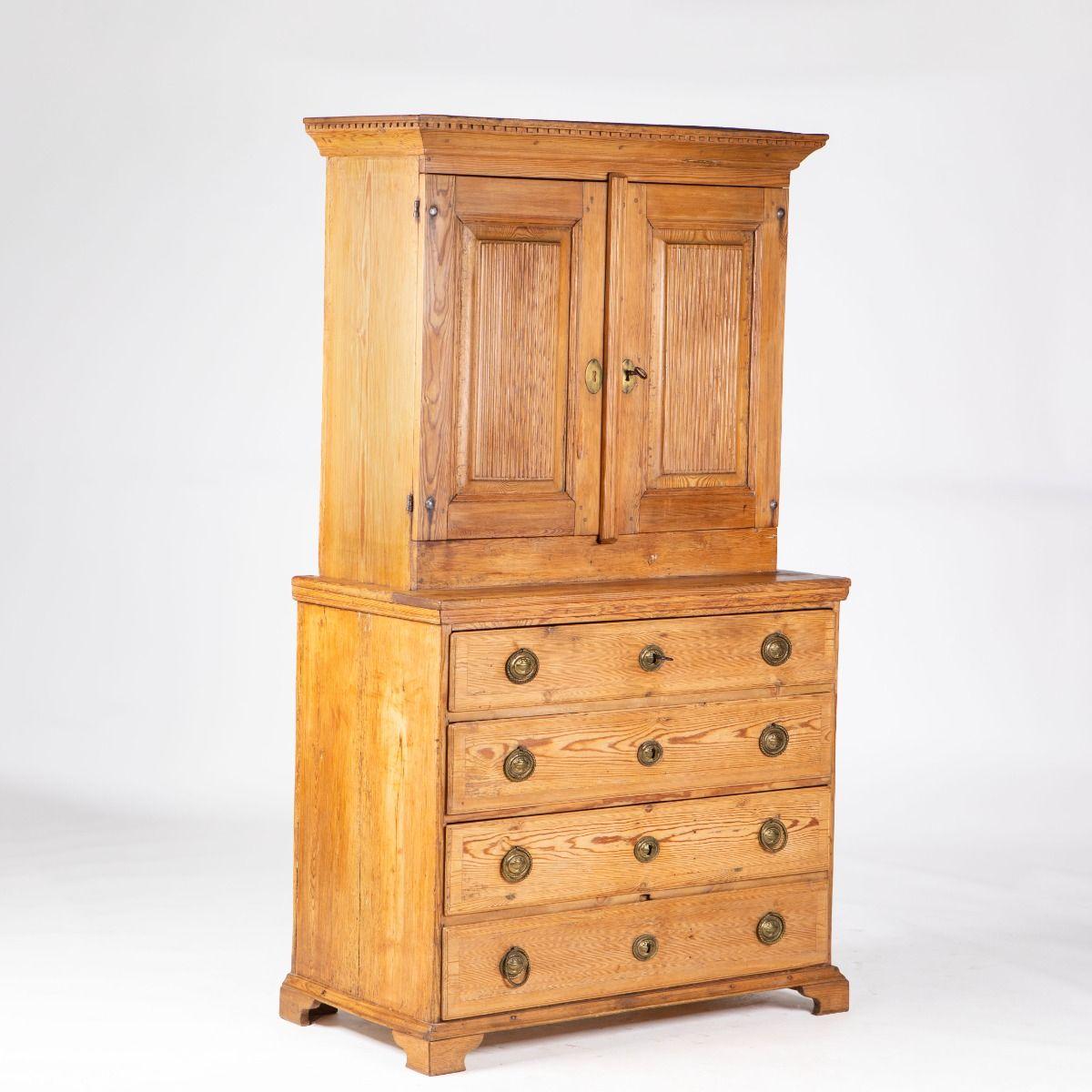 18th Century Swedish Gustavian Pine Linen Press, circa 1790–1800 In Good Condition For Sale In Kastrup, DK