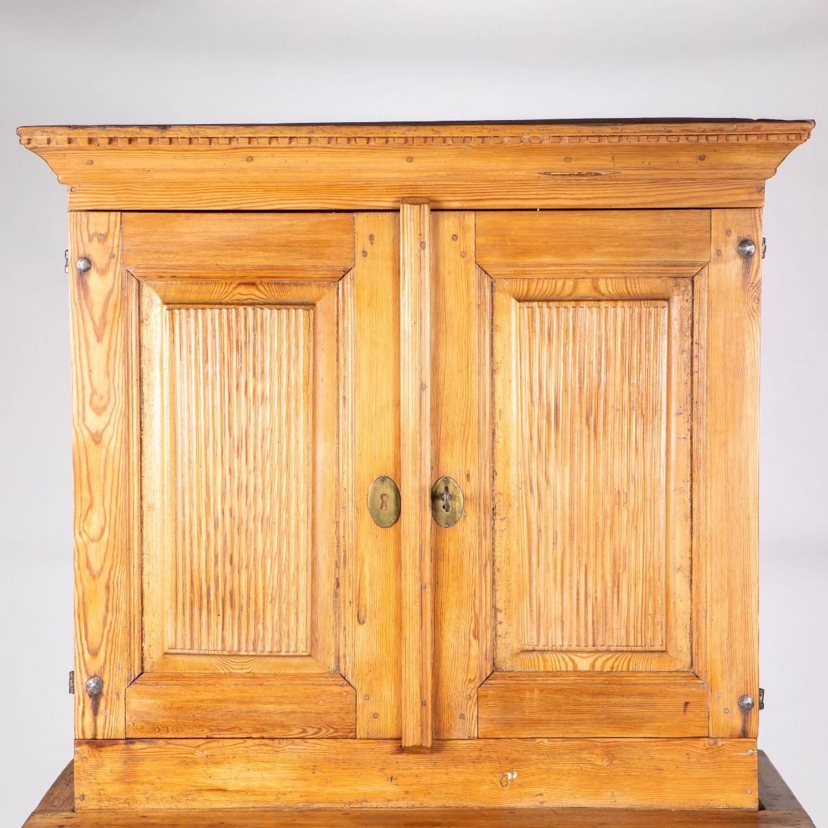 18th Century Swedish Gustavian Pine Linen Press, circa 1790–1800 For Sale 1