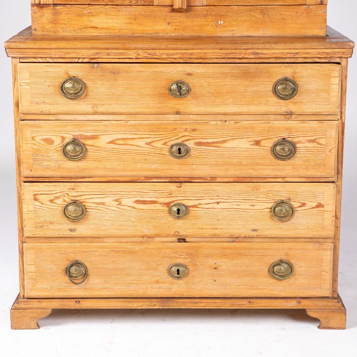 18th Century Swedish Gustavian Pine Linen Press, circa 1790–1800 For Sale 2