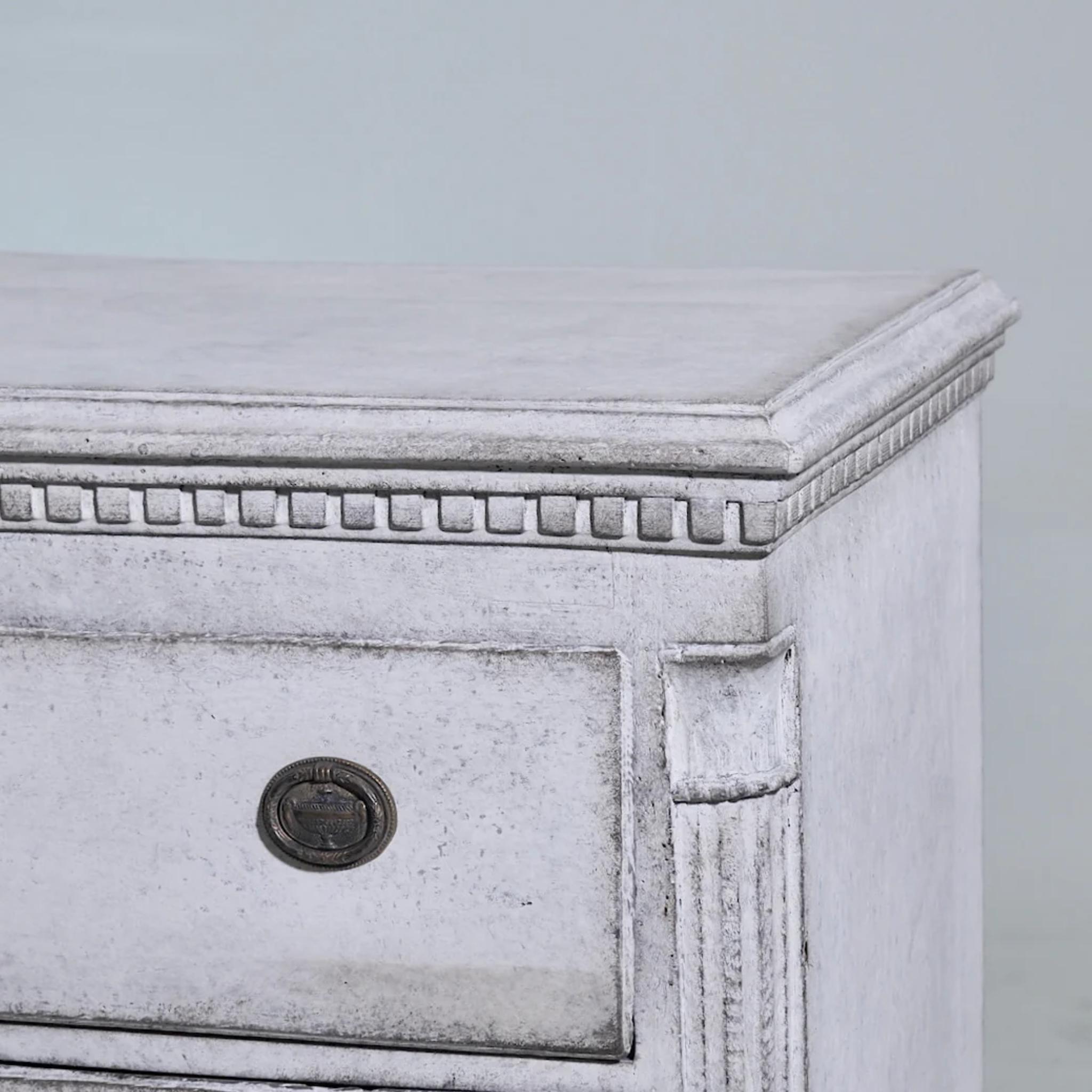 Gustavian chest, circa 1790. In Good Condition For Sale In Aalsgaarde, DK