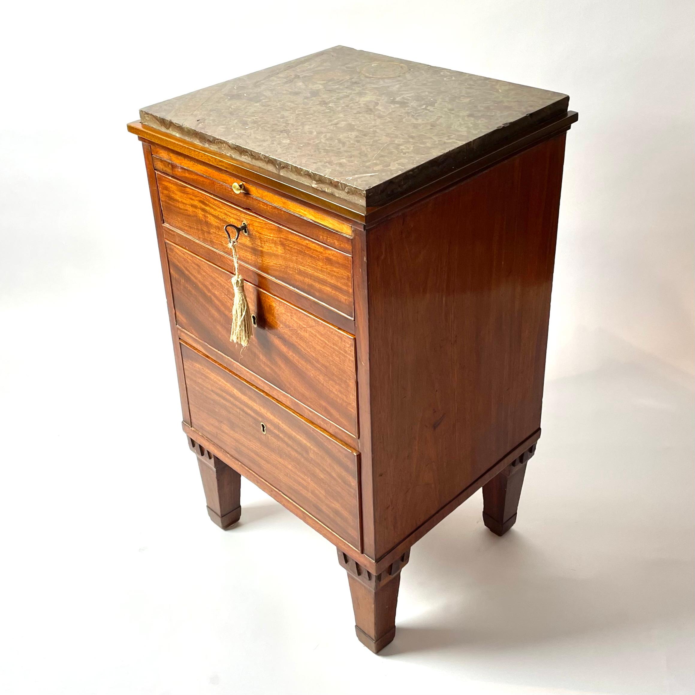 Very elegant and small Gustavian Chest of drawers in mahogany (Swietenia mahogoni) with Limestone top with a lot of Fossils. Made during the 1790s in Stockholm, Sweden. Unusual model with three drawers and a pull-out disc for writing. Beautiful