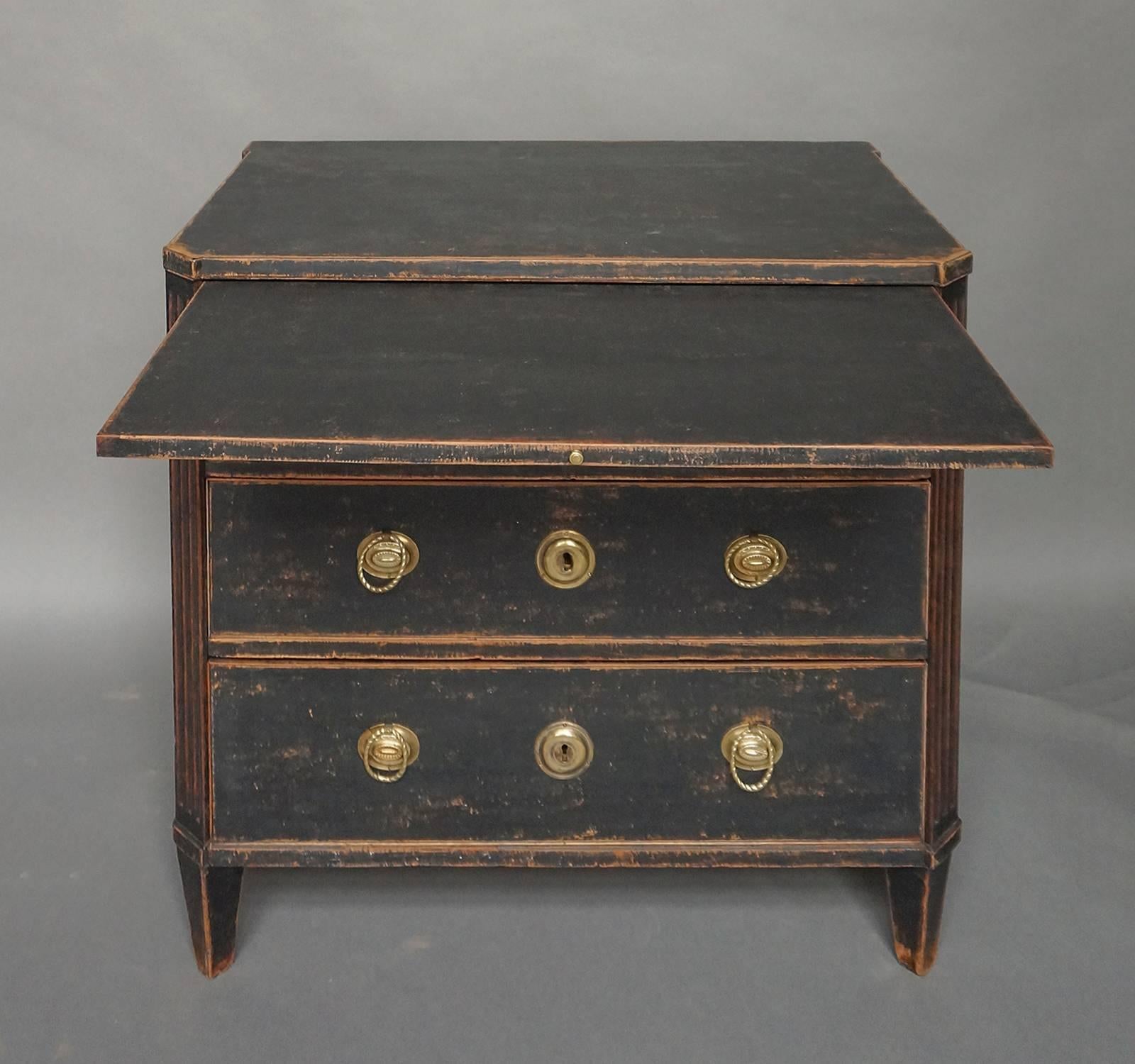 Period Gustavian three-drawer chest, Sweden circa 1800, with its original brass hardware and pull-out shelf. Canted corners with reeding and tapering, square legs.