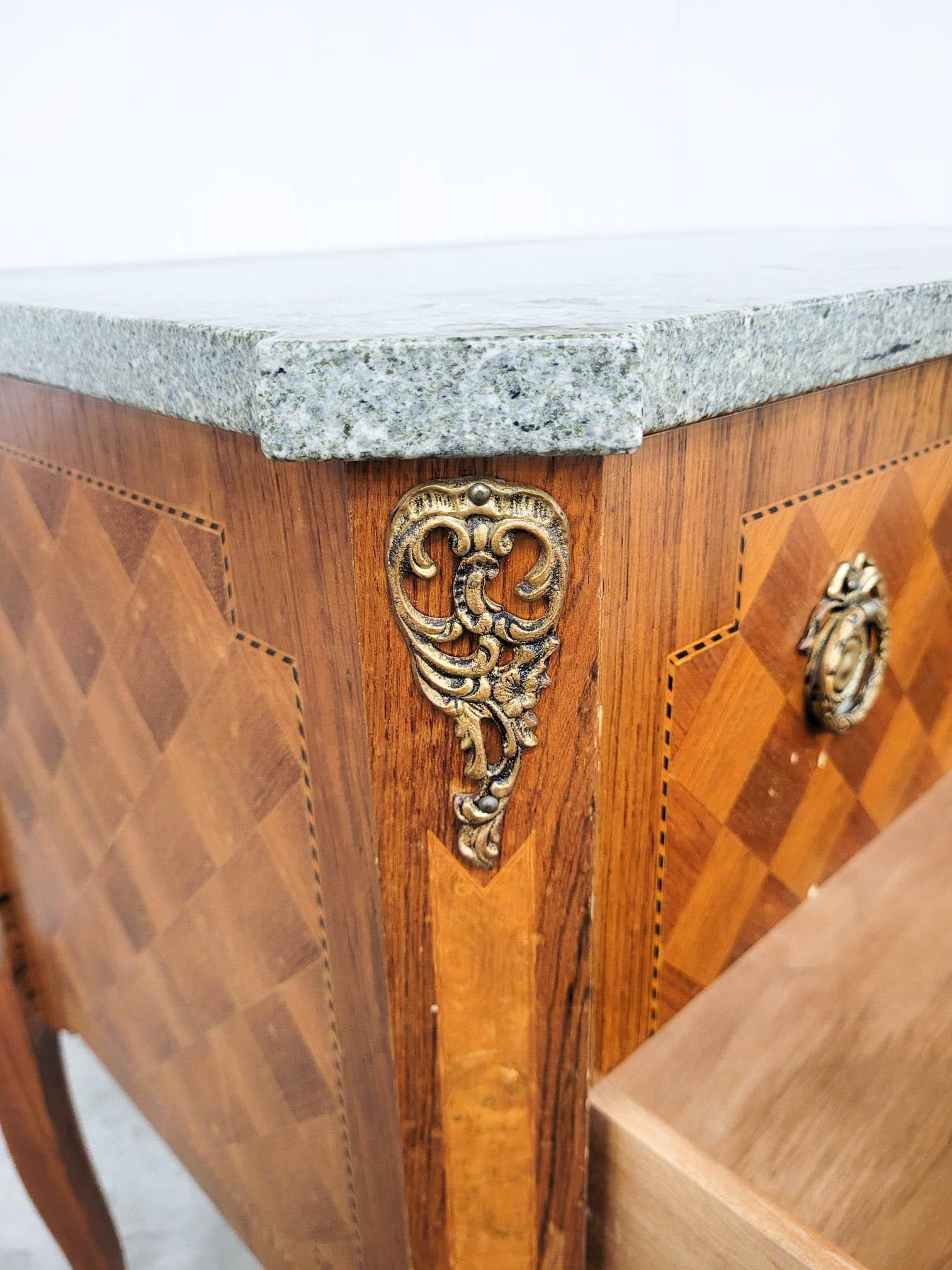 Europeo Cassettone Gustavo con piano in marmo in vendita