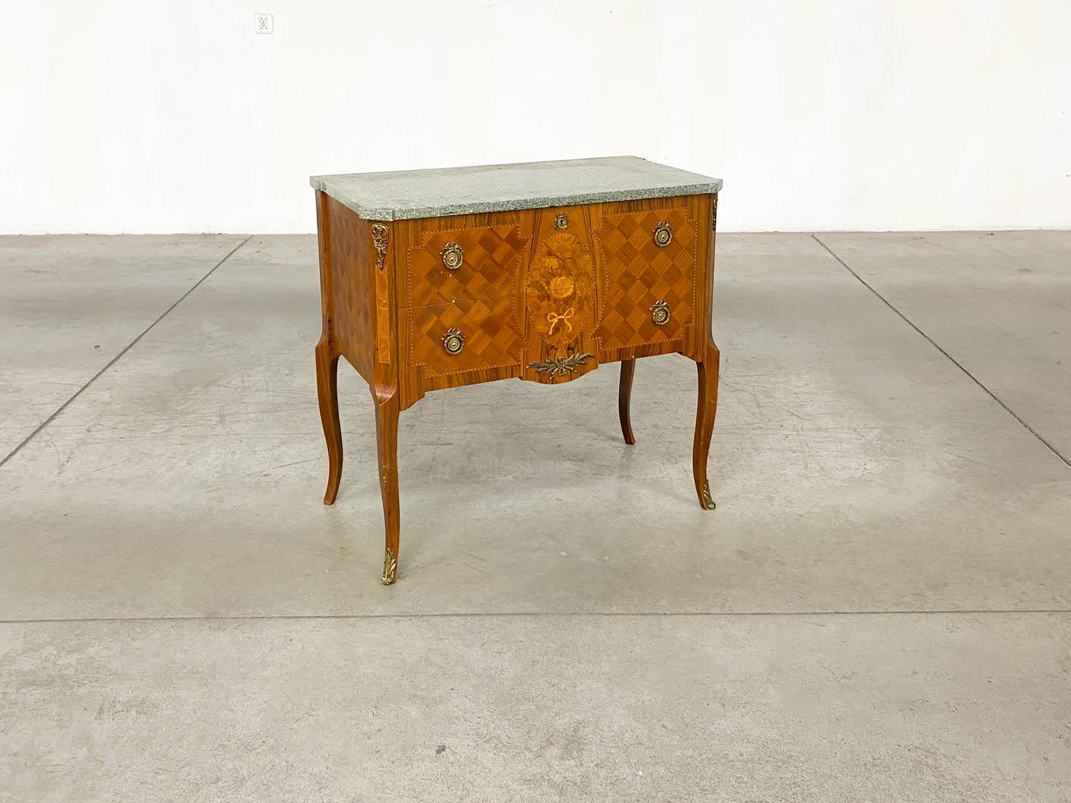 Ottone Cassettone Gustavo con piano in marmo in vendita