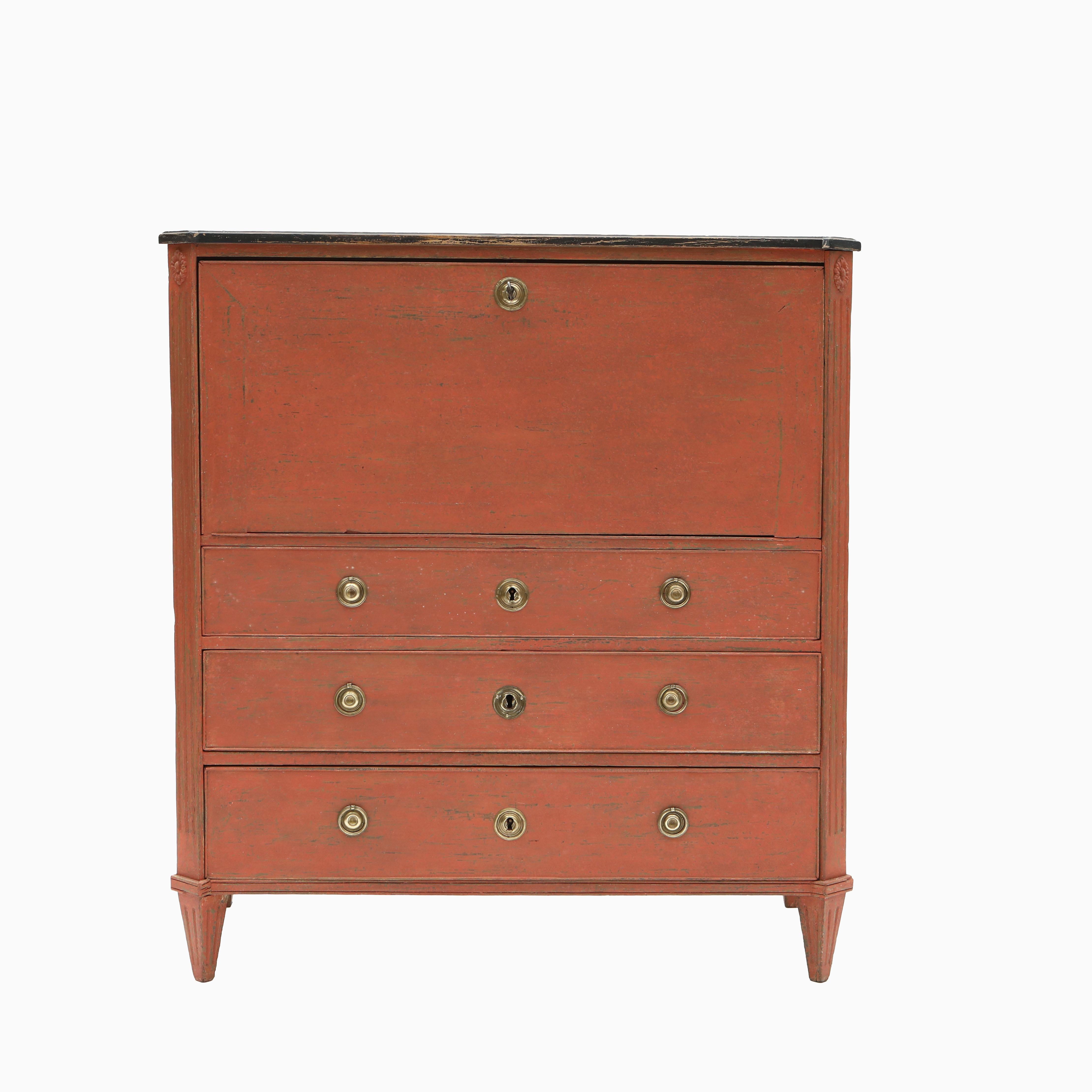 Gustavian secretary painted in an elegant cinnabar red and a black-painted top with a profiled edge.
The interior is revealed when the writing surface is lowered and features a black-painted finish with numerous drawers, storage compartments, and a