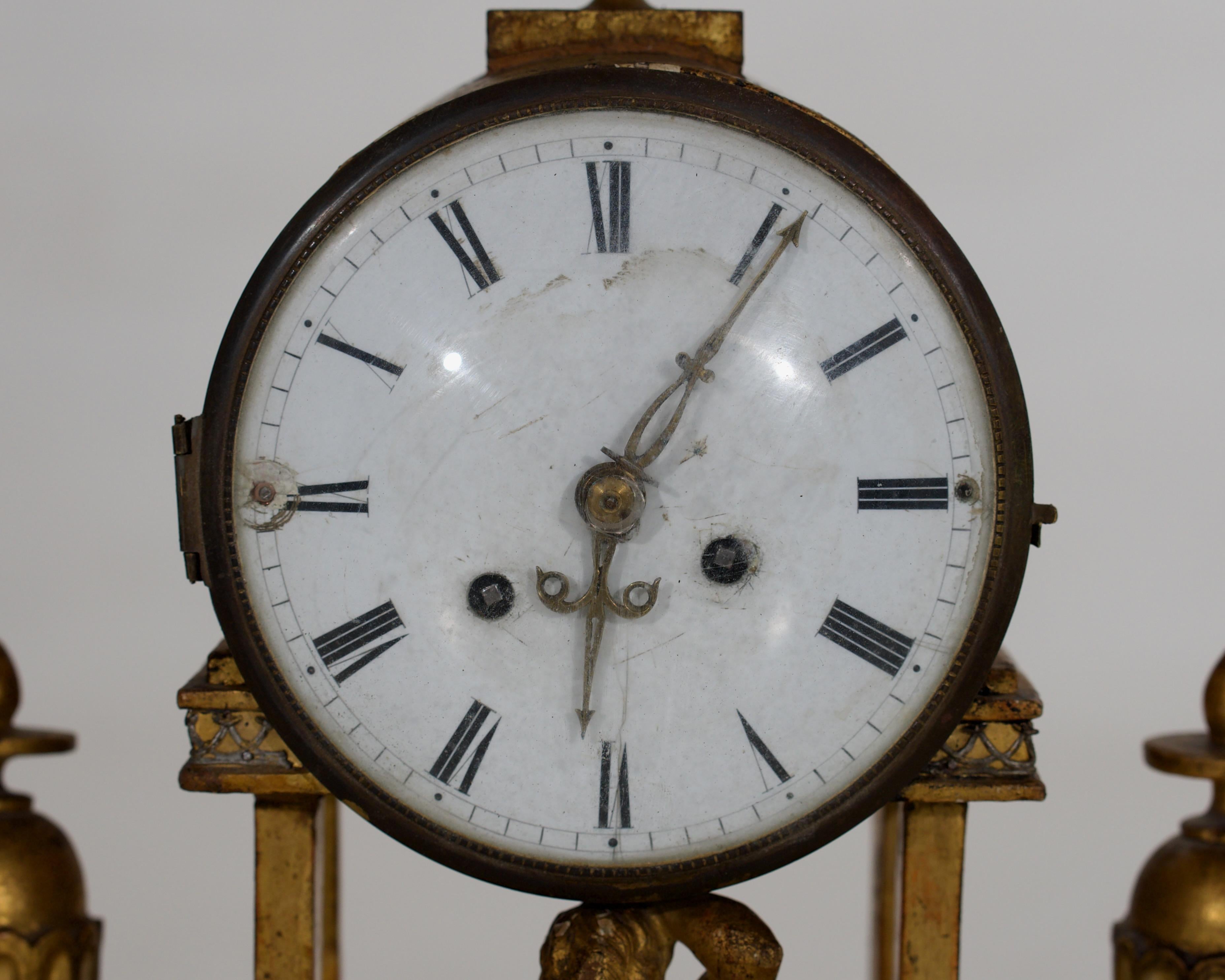 Gustavianische Uhr in Originalvergoldung, um 1790. (18. Jahrhundert und früher) im Angebot