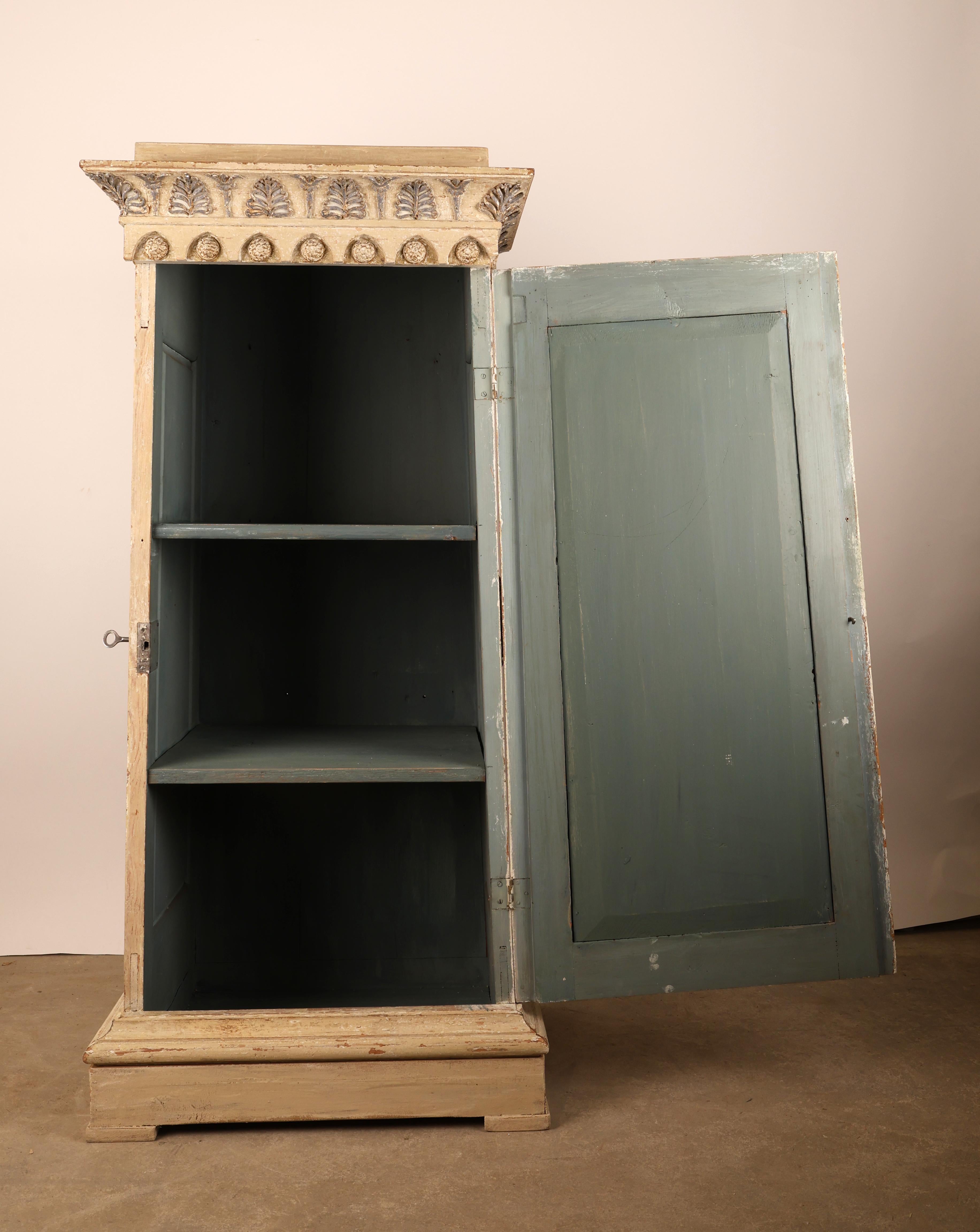 Gustavian Column Cabinet, 1810 In Good Condition For Sale In Ljungby, SE