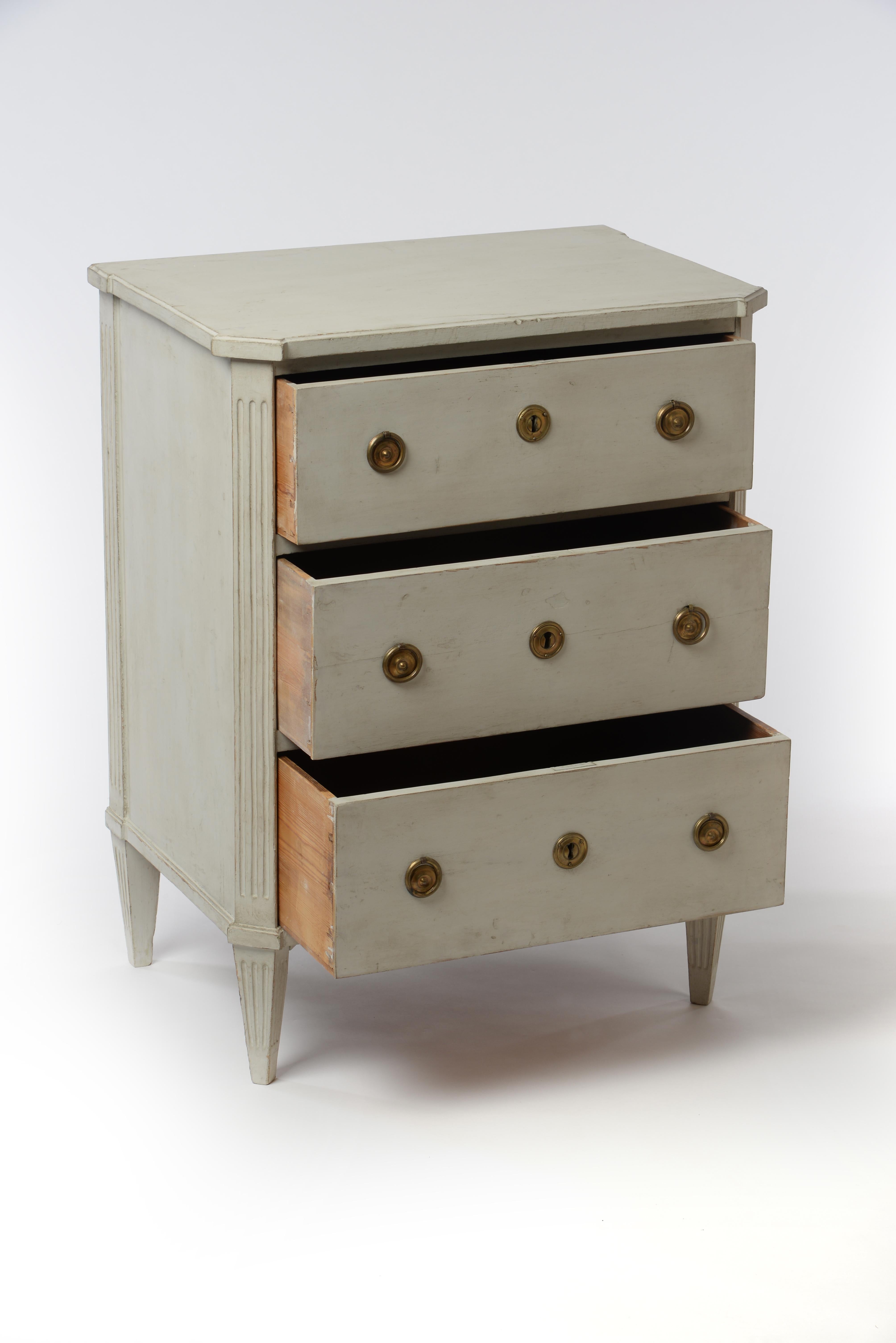 Beautiful Gustavian commode with three drawers. Nice to be used in the entrance due to its practical measurements (slim and high). Newly painted.