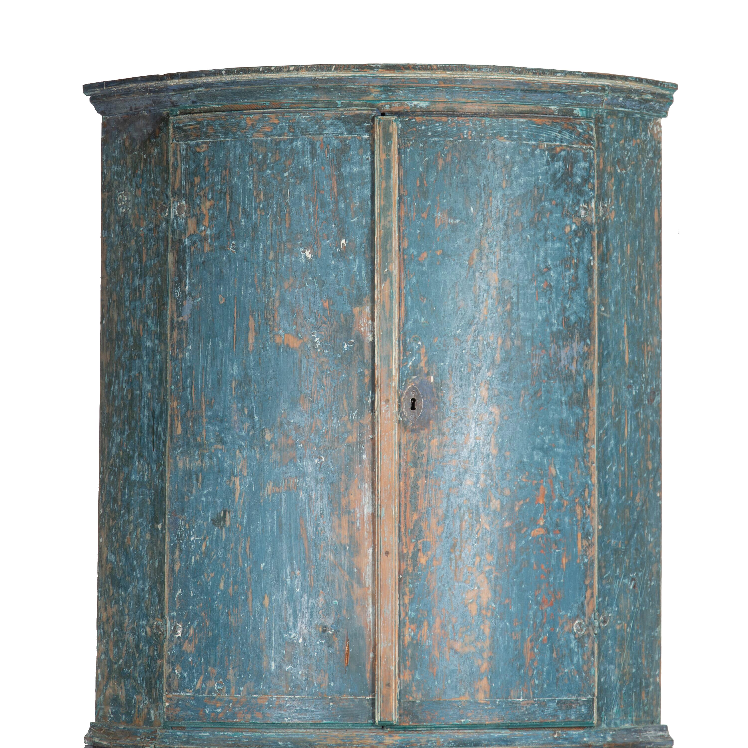 Gustavian Corner Cabinet in Original Blue Paint 4
