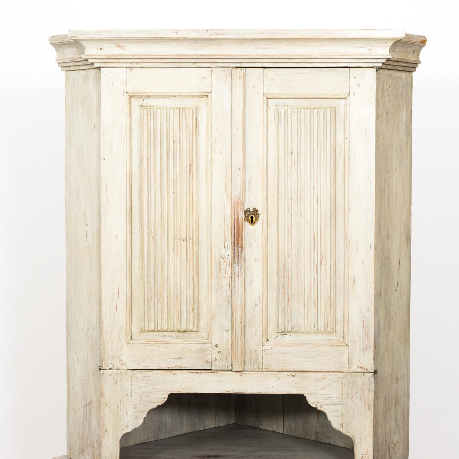 Gustavian Corner Cupboard In Good Condition For Sale In Stamford, CT