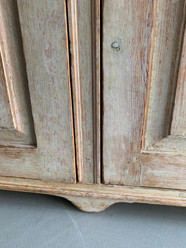 Armoire gustavienne en vente 1