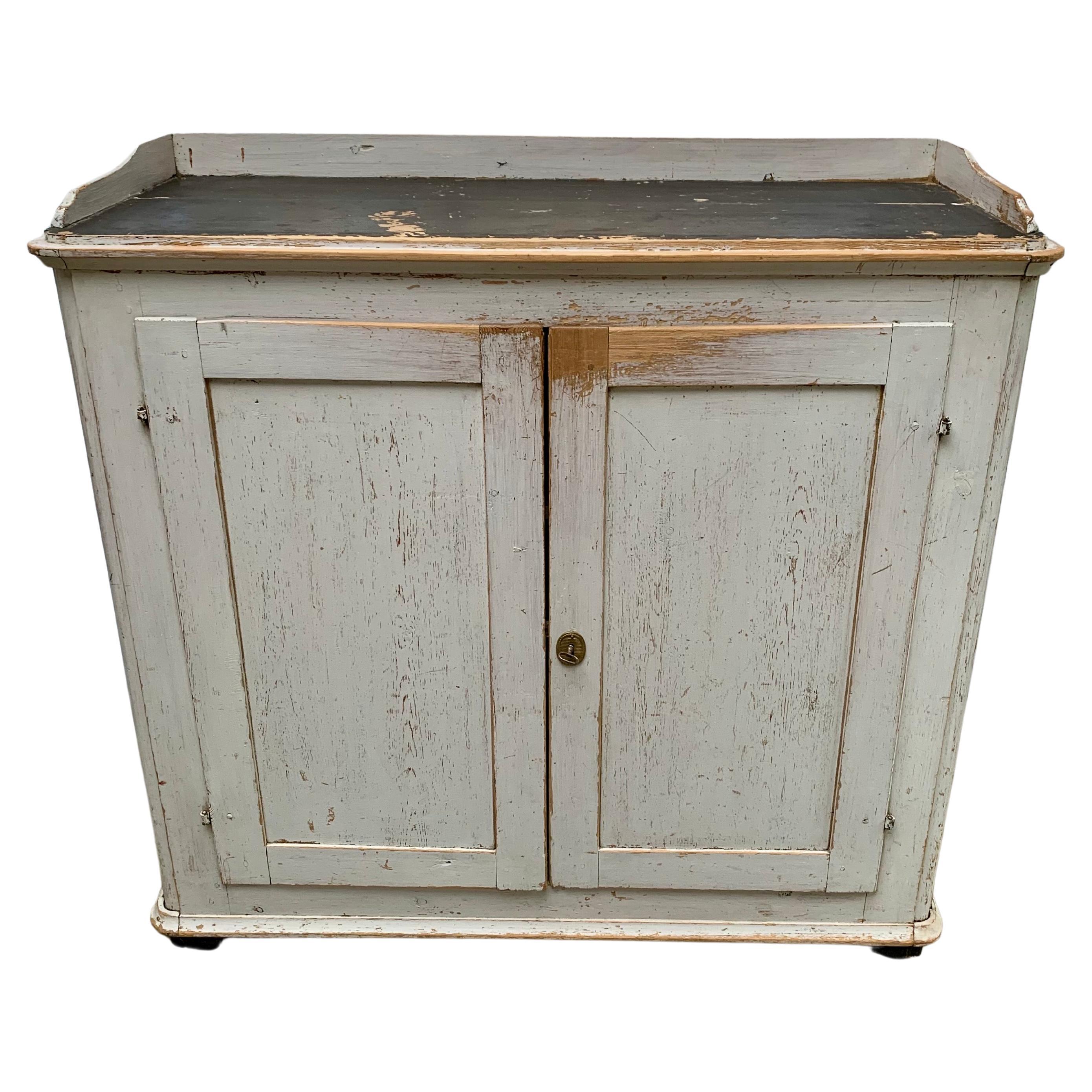Gustavianischer Schrank