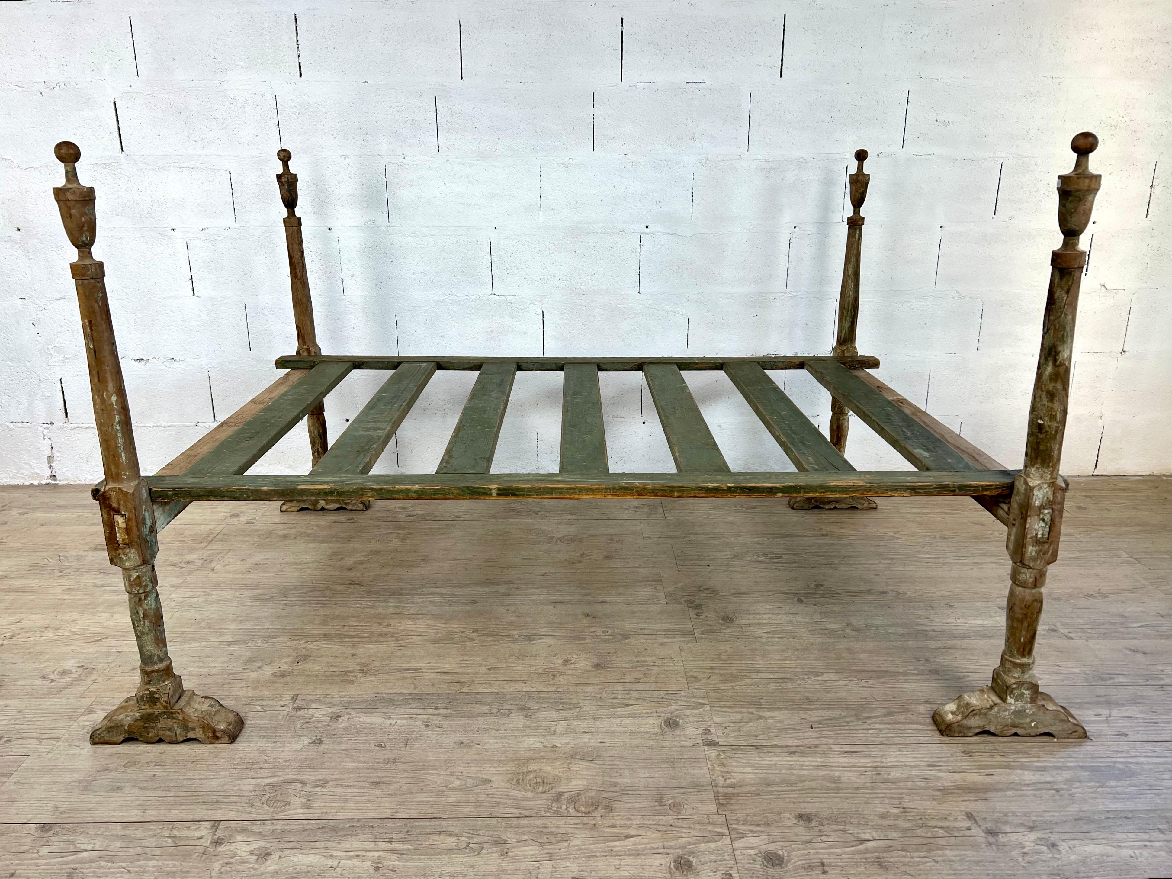 Ce superbe lit de jour gustavien, datant du XVIIIe siècle, est un parfait exemple de l'élégance néoclassique suédoise. Connu pour sa simplicité gracieuse et ses proportions raffinées, le style gustavien s'inspire du style français Louis XV et met