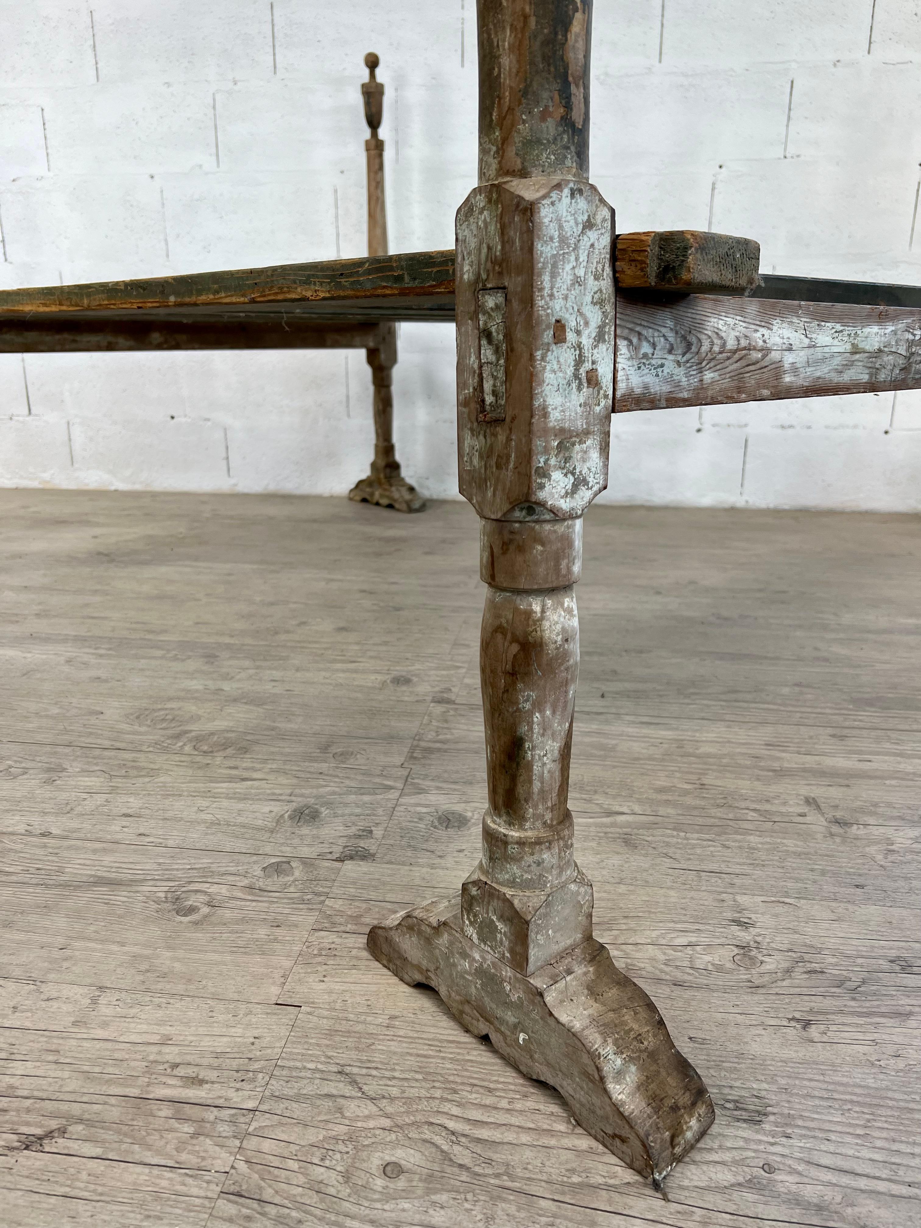 Bois Lit de jour Gustavien avec des motifs d'Amphora élégamment sculptés en vente
