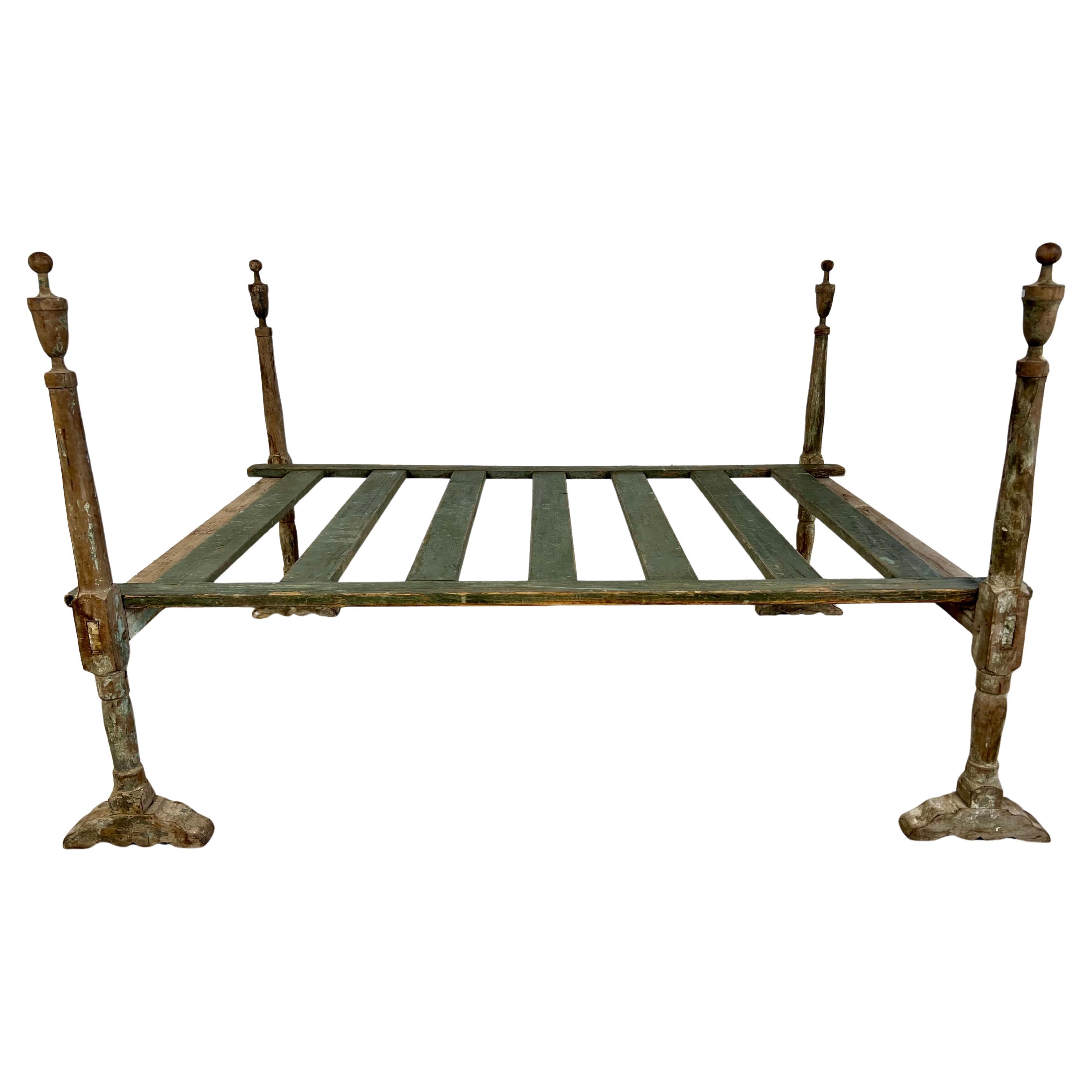 Gustavian Daybed with Elegantly Carved Amphora Motifs
