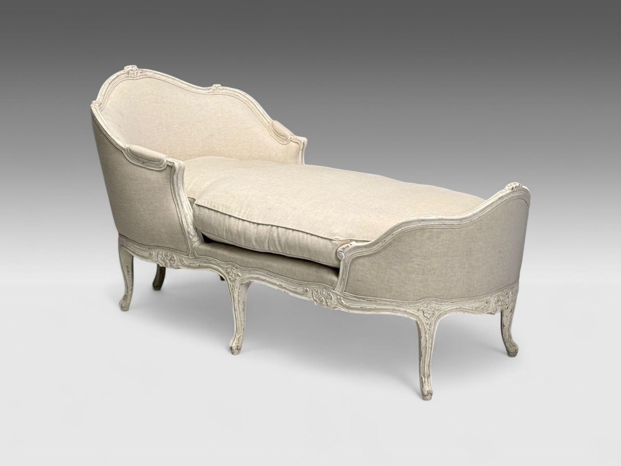 Gustavien, peinture blanche vieillie, lin, lit de jour suédois, chaise, Suède, C.20.

Lit de jour ou chaise longue de style Louis XV avec un cadre en bois peint en blanc et une tapisserie en lin blanc cassé. Une grande tache est présente au
