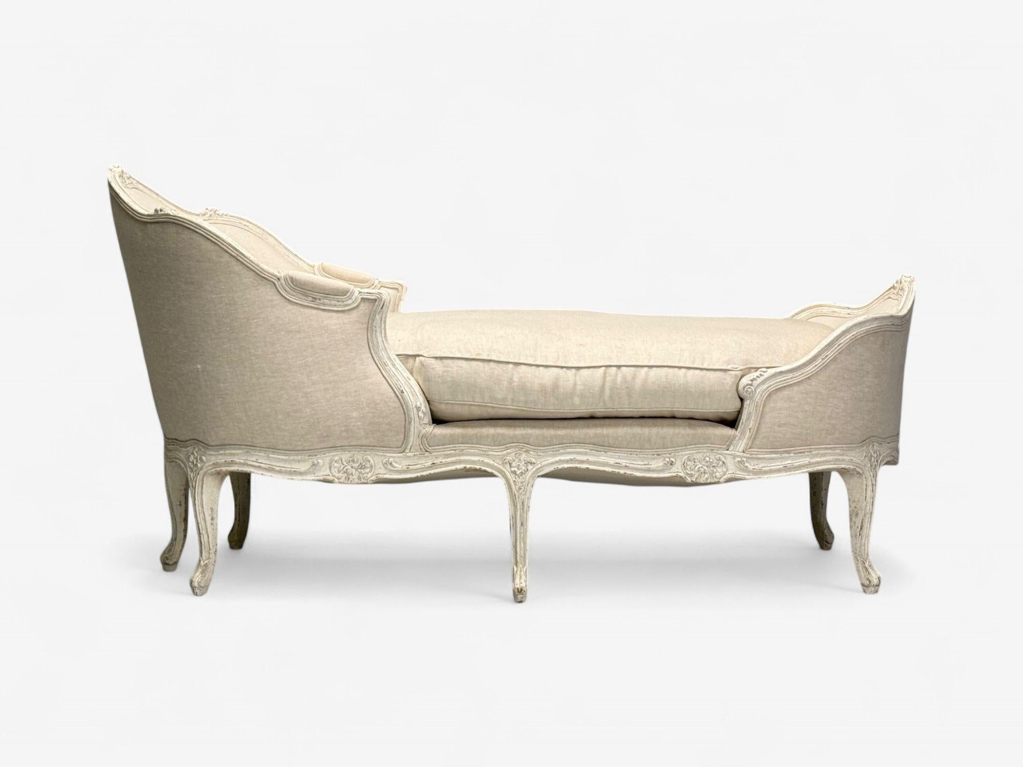 Suédois Gustavien, peinture blanche vieillie, lin, banquette de jour suédoise, Suède, 20e siècle en vente