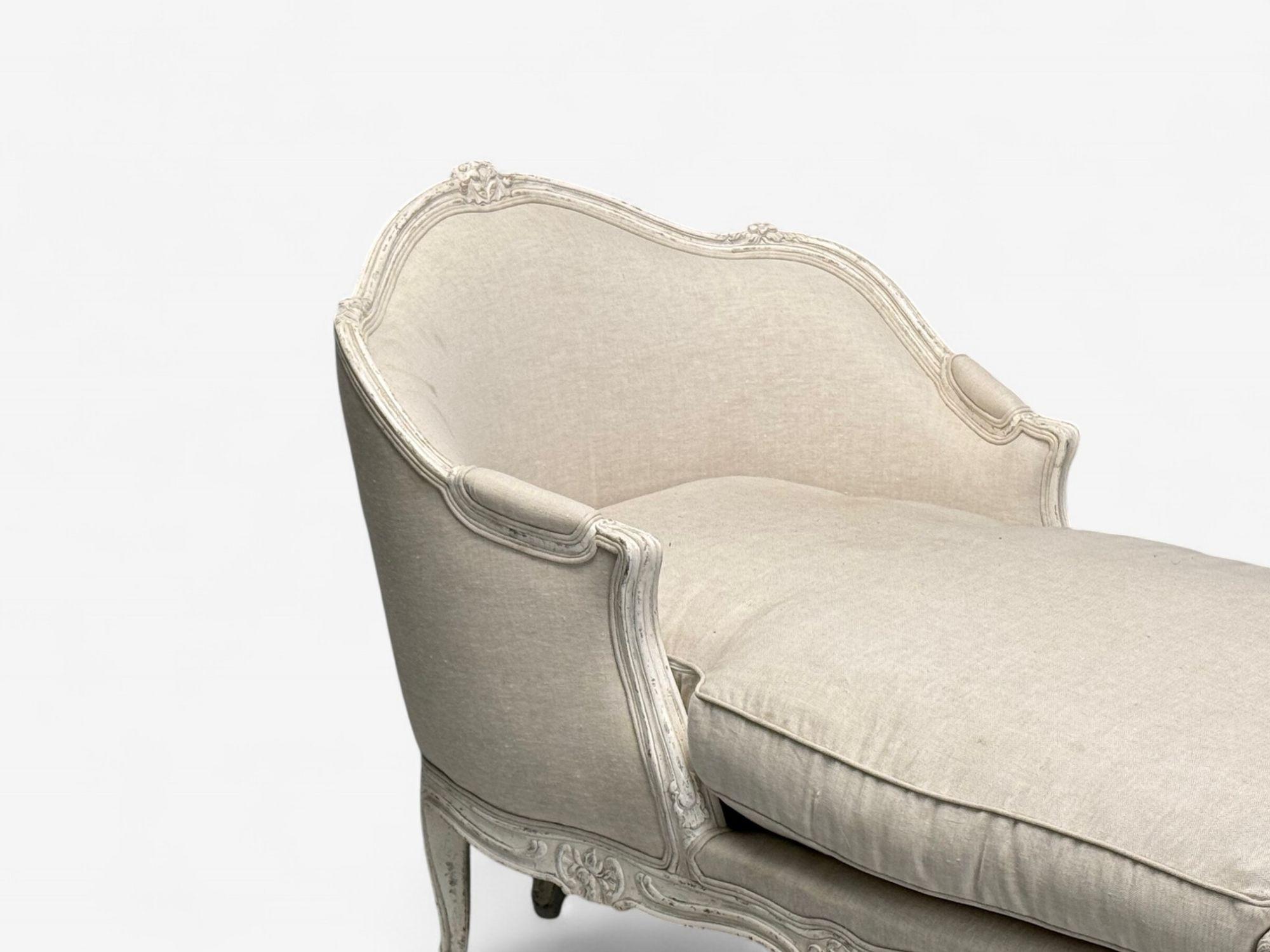 Gustavien, peinture blanche vieillie, lin, banquette de jour suédoise, Suède, 20e siècle Bon état - En vente à Manhasset, NY