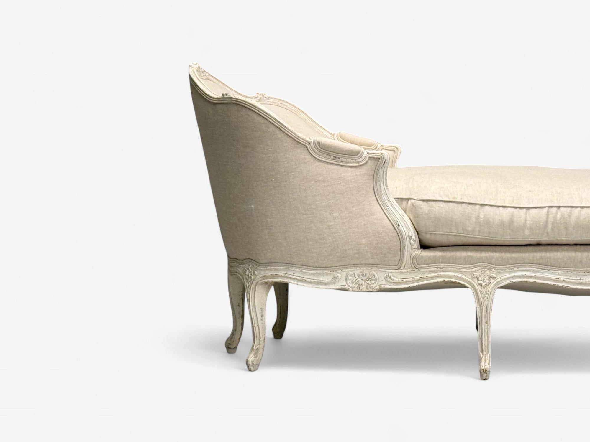Fin du 20e siècle Gustavien, peinture blanche vieillie, lin, banquette de jour suédoise, Suède, 20e siècle en vente