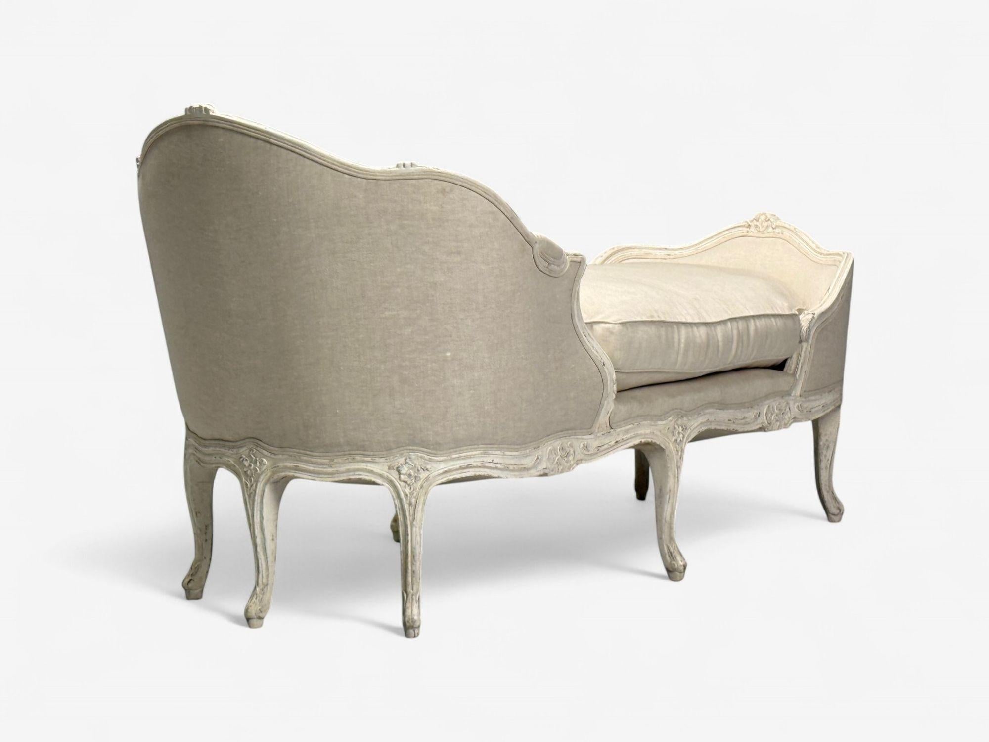 Tissu Gustavien, peinture blanche vieillie, lin, banquette de jour suédoise, Suède, 20e siècle en vente