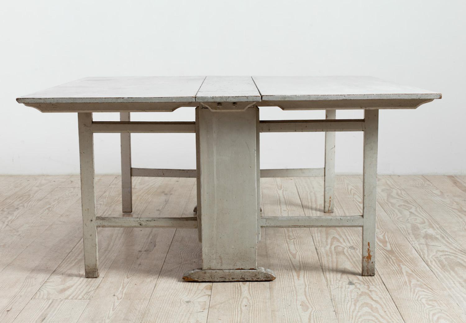 Gustavian Drop-Leaf Table, Origin Sweden, circa 1800 In Excellent Condition In New York, NY