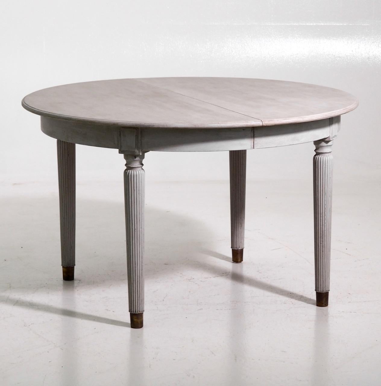 Gustavian extension table with three leaves, with mounted bronze feet and fine carvings on the legs, 20th century.