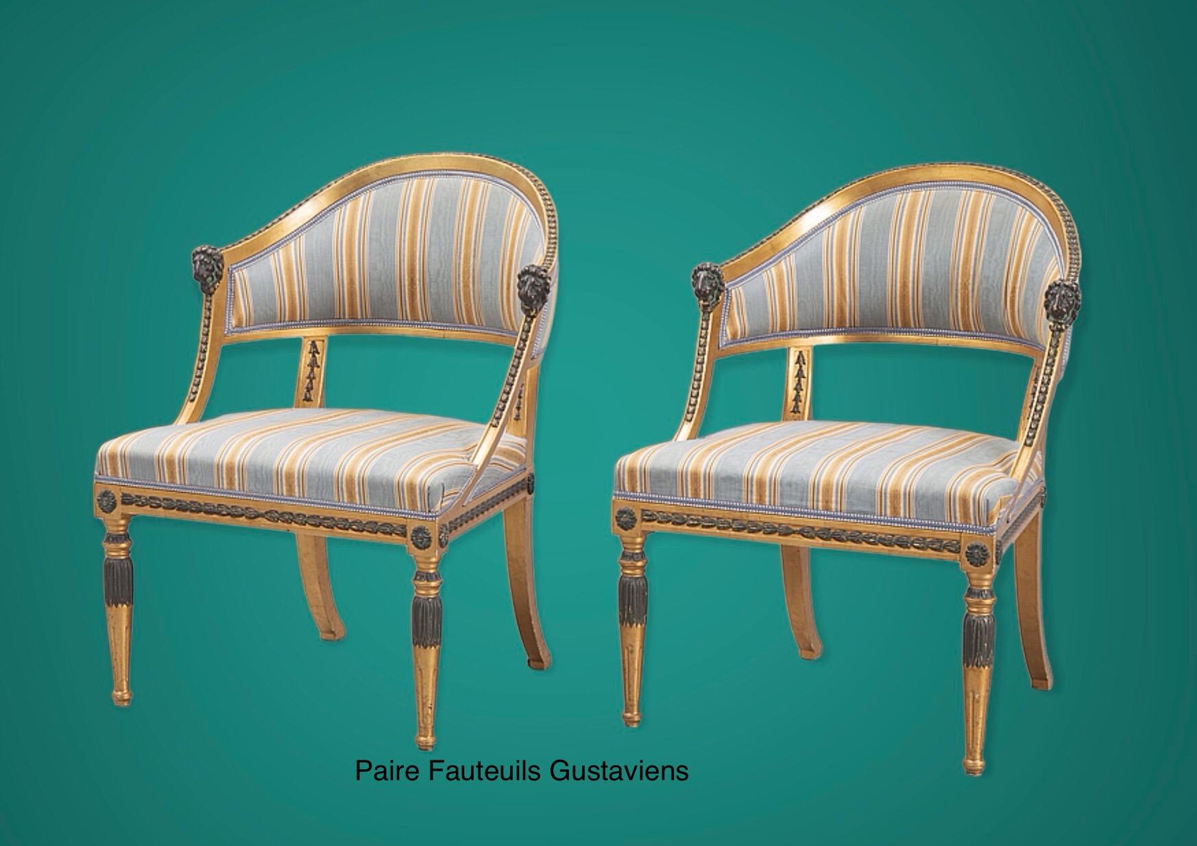 Dieses Paar großer schwedischer Sessel stellt einen Gipfel an Eleganz und Komfort dar. 
Die leichte neoklassische Form mit halbrundem, großzügig nach hinten gerichtetem Heck vermittelt ein Komfortgefühl, wie man es in einem Luxussportwagen findet.