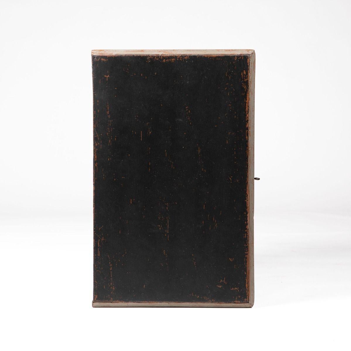 Cómoda Gustaviana Pintada Gris / Negra en venta 2