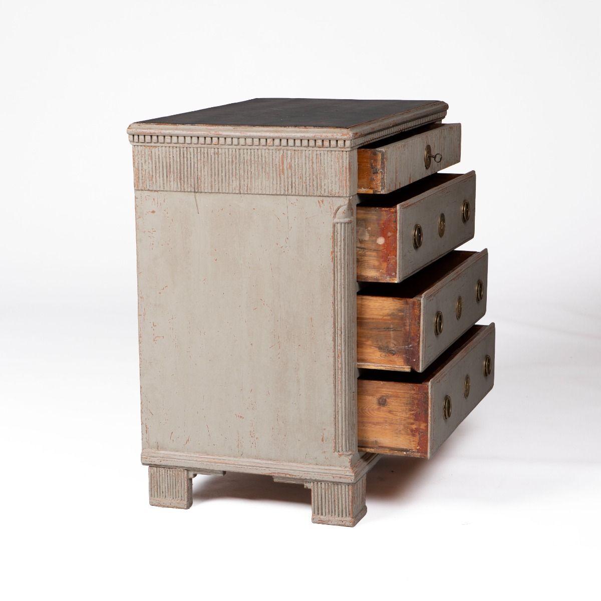 Cómoda Gustaviana Pintada Gris / Negra Gustaviano en venta